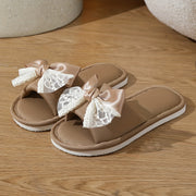 Ayollar uchun nafas oladigan ichki choyshabli yopiladigan flip-floplar, qora rangda, lentalı taqinchoq bilan