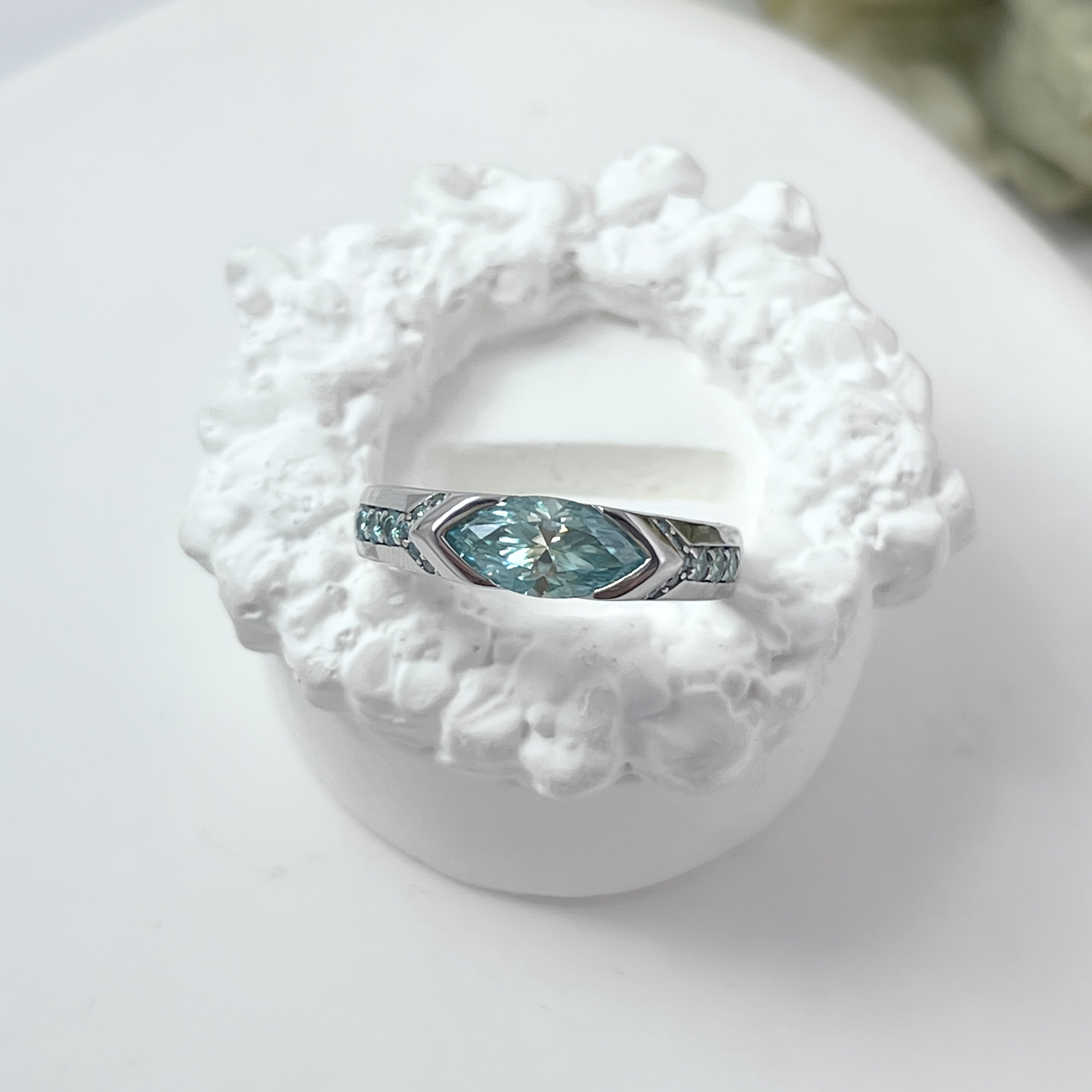 S925 sterling silver moissanite marquise uzuk, kumush qoplamasi va nafis preppy uslubiga ega bo'lgan hashamatli 1 dona. 1.26 karat moissanite toshi bilan va 4.5 gramm og'irlikda, bu uzuk kundalik kiyish yoki quyidagi maxsus tadbirlar uchun mukammaldir.