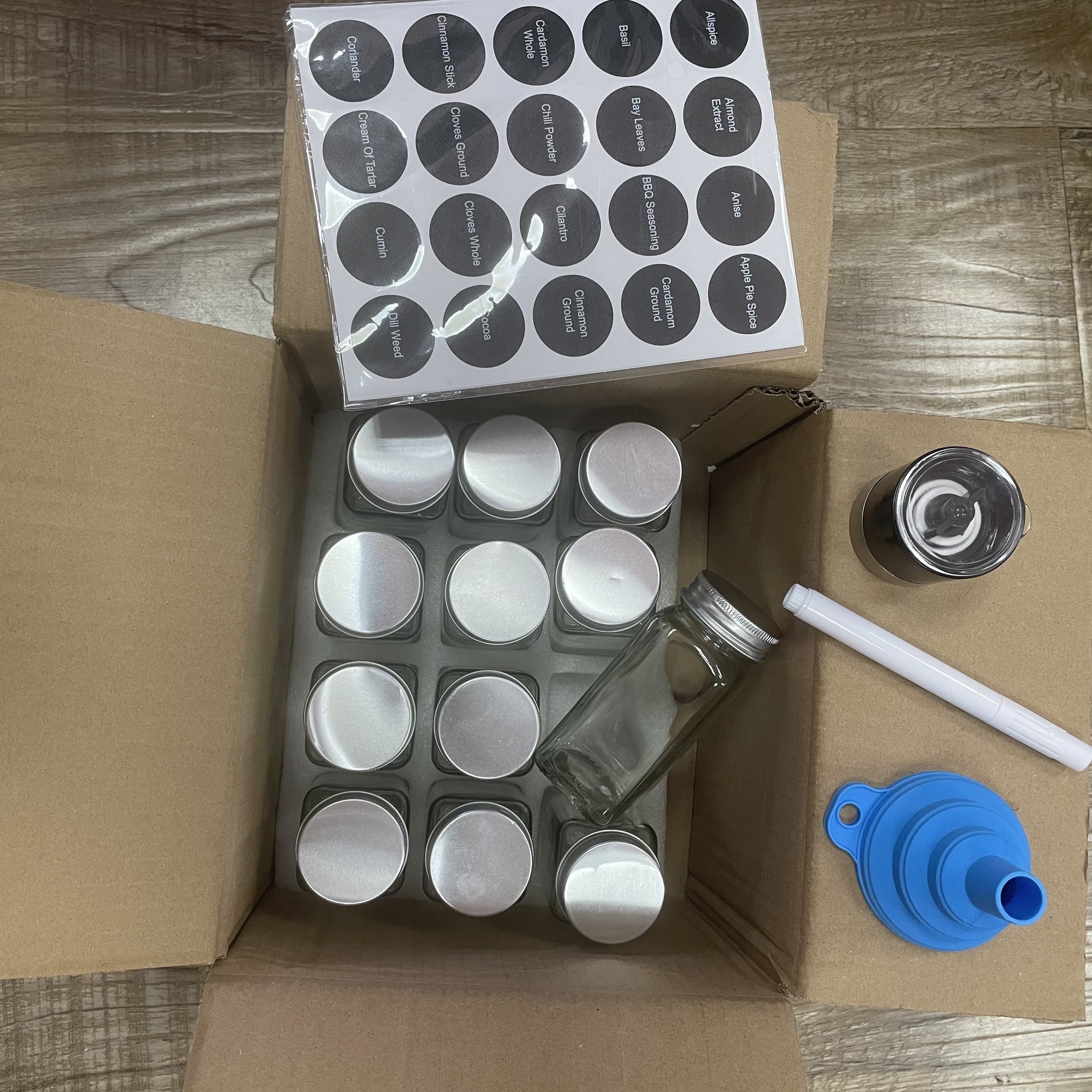 12, 24, 36 yoki 48 dona havo o'tkazmaydigan shisha ziravorlar idishlari to'plami oshxonadagi ziravorlar shishalarini tartibga solish uchun. Shuningdek, BBQ rublari, o'tlar va ziravorlar uchun ham ishlatilishi mumkin. Oziq-ovqat bilan aloqa uchun xavfsiz.