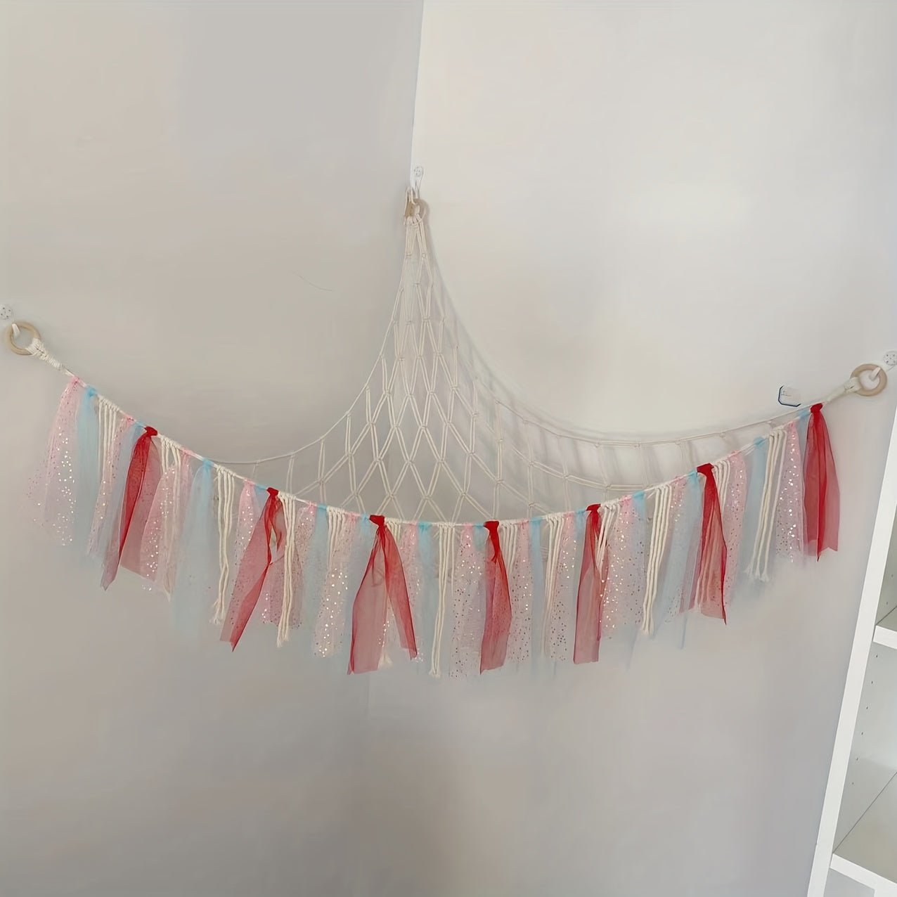 Kichik to'plar uchun tassel bezakli katta to'ldirilgan hayvonlar saqlash g'ildiragi, bolalar xonasi yoki o'yin xonasida o'yinchoqlarni tartibga solish uchun mukammal. O'lchamlari 104.9x104.9x124.97sm.