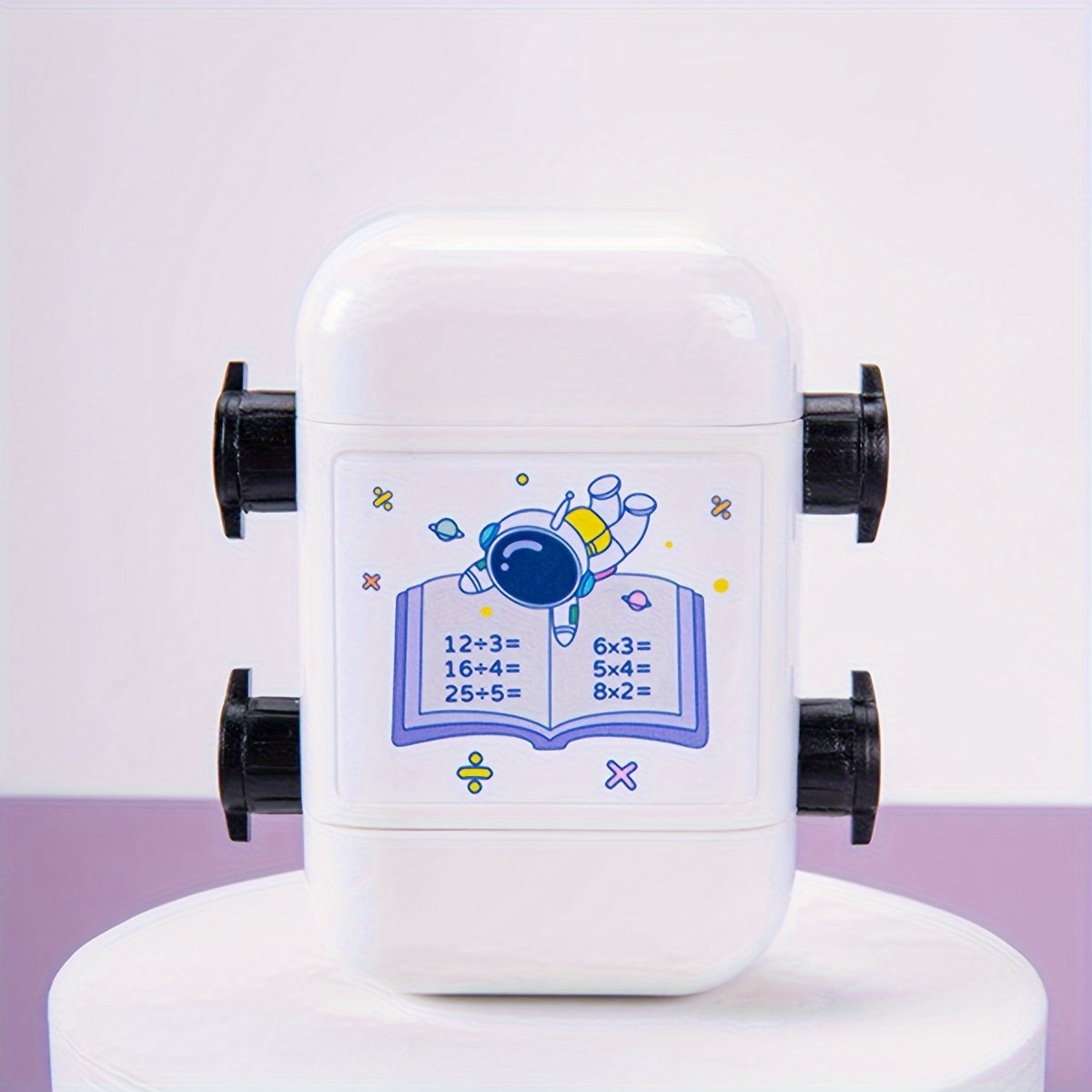 1 dona qo'shish va ayirish bilan ikki g'ildirakli arifmetik muhr, matematik amaliyot uchun qiziqarli multfilm dizayni. Maktab anjomlari va maktabga qaytish uchun mukammal. Bir nechta ranglar mavjud.