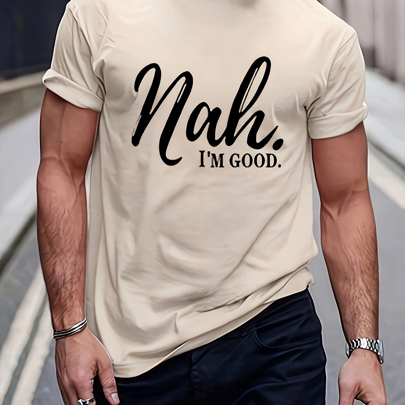 100% Paxta Erkaklar uchun "Nah... Men Yaxshi" dizayni bilan grafik futbolka. Yengil, erkin kesim, yumshoq bo'yin va qisqa yenglar bilan. Mashinada yuvish mumkin va katta o'lchamlarda mavjud.