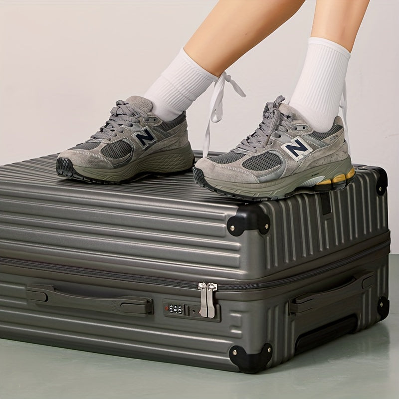 Zamonaviy, keng qoplangan, burchaklarni himoya qiluvchi, yashirin tutqichlar, USB porti, aylanuvchi g'ildiraklar va kombinatsion qulfi bo'lgan oltin rangli qattiq yukxona bir nechta o'lchamlarda. Xavfsiz, modali, jim va