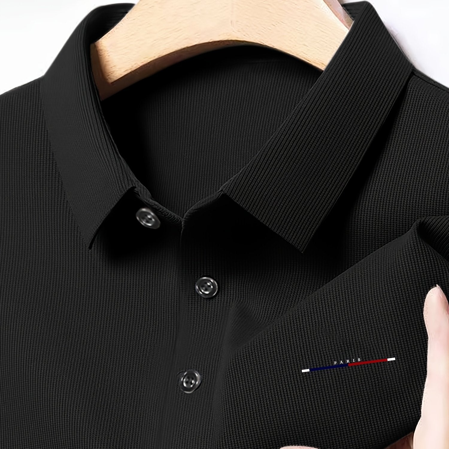 Erkaklar uchun dengiz ko'k to'qima ko'ylak - Katta yaka, qisqa yenglar, nozik logo tafsiloti, nafas oladigan polyester aralashmasi bilan murakkab biznes tasodifiy, yoz uchun mukammal.