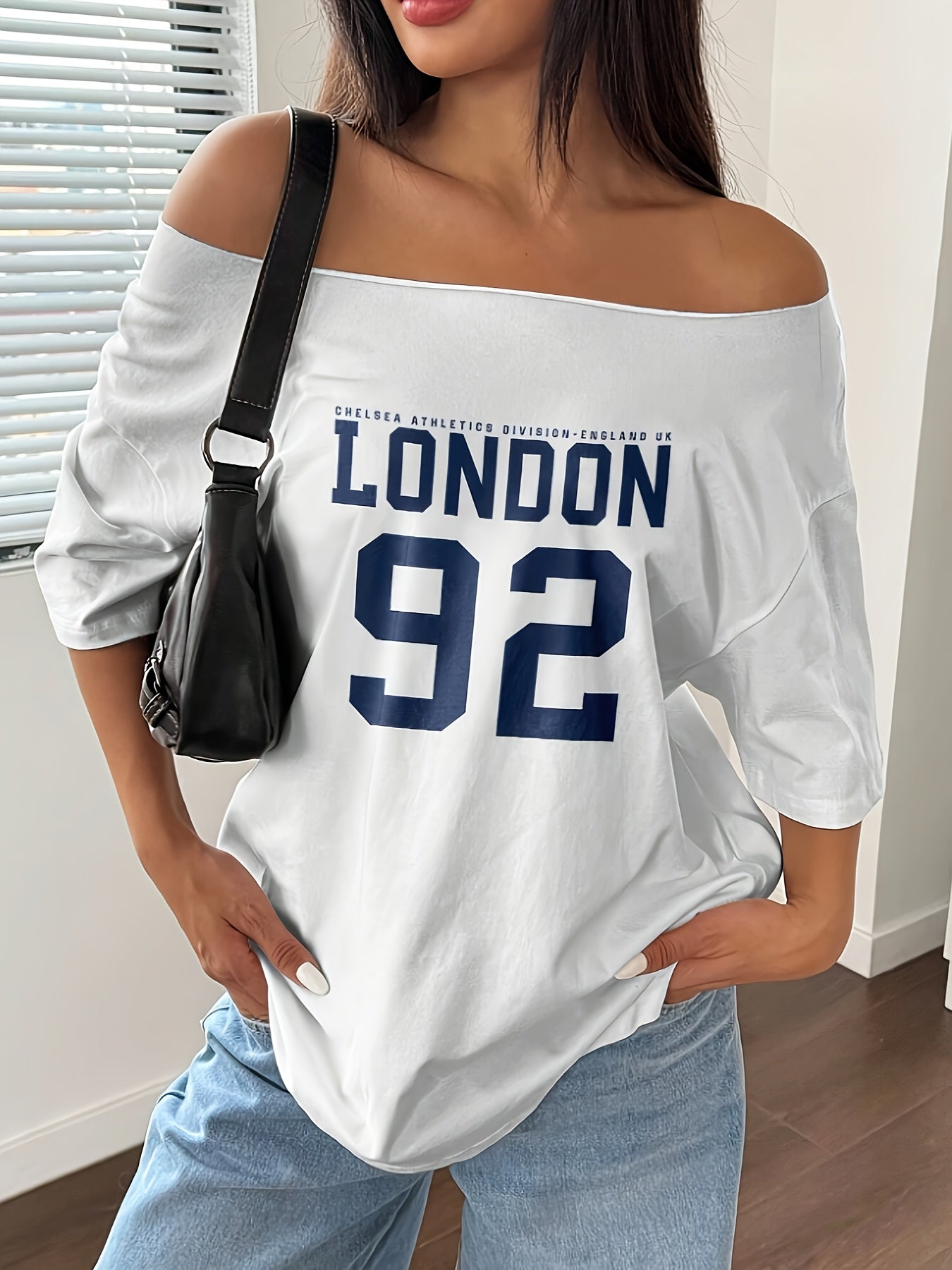 Plus o'lchamli ayollar uchun ochiq yelka bilan grafik bosma bilan kundalik kofta