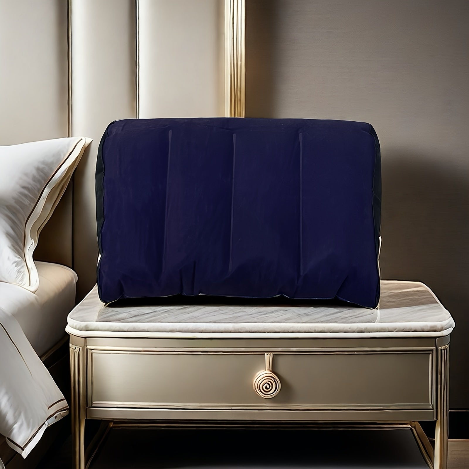 Sayohat va tabiatga chiqish uchun ko‘chma yostiq, ko‘k rangli to‘qilgan mato bilan yostiqcha