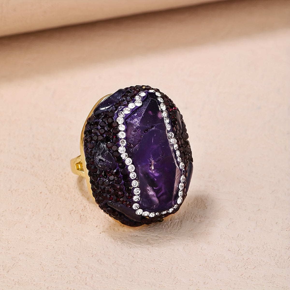 Turli rangdagi tabiiy kristall halqalardan tanlang, ularning o'ziga xos donalari va shakllari mavjud. Toshning energiyasining noaniqligini qabul qiling, chunki u Ona Tabiyatning tabiiy energiyasini o'ziga xos tarzda singdiradi.