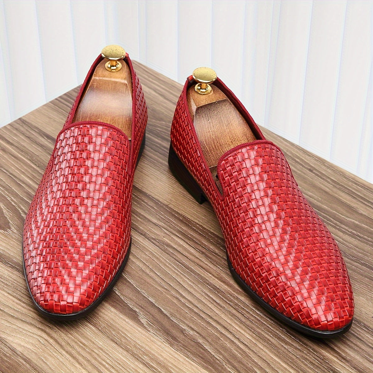 Qora va oltin rangdagi to'qilgan PU ustki va kauchuk taglikka ega, tasodifiy yoki ish kiyimlari uchun mos keladigan slip-on loferlar.