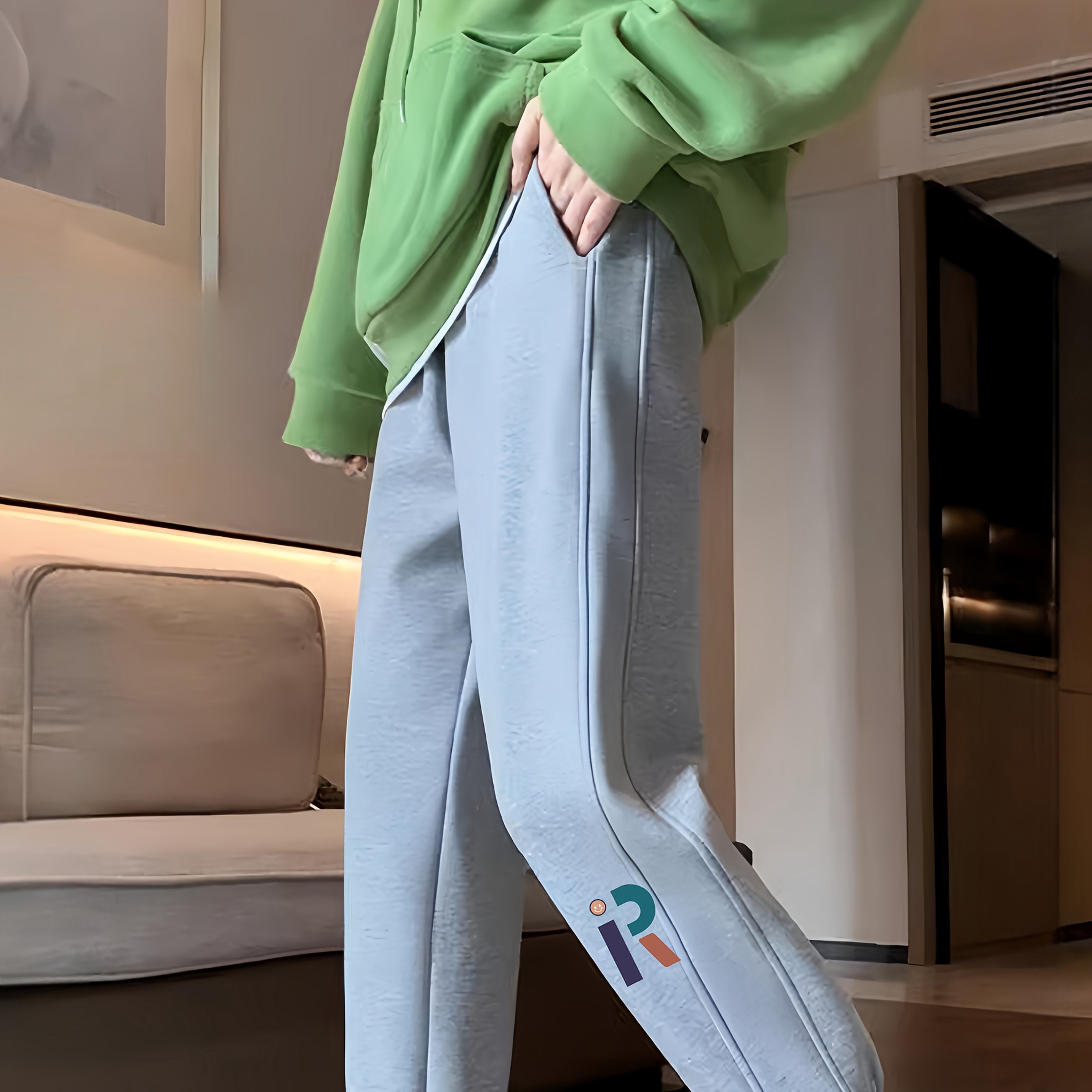 Qora sport shimlar ayollar uchun elastik bel, tortish ipi va cho'ntaklar bilan. Kuz/qish uchun mukammal. Zamonaviy va qulay.