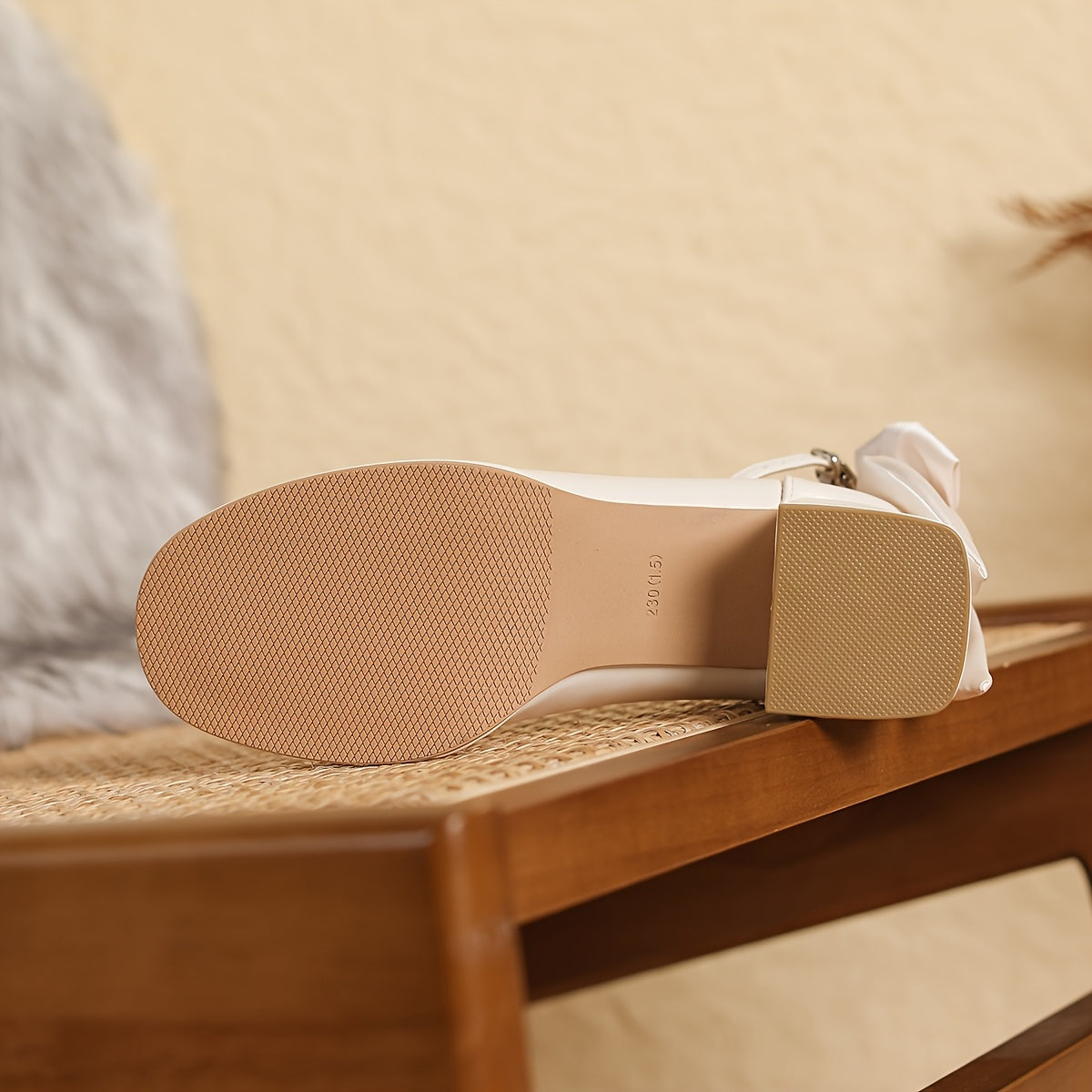 Women’s White Retro Mary Jane Pumps with Block Heel and Bow Detail