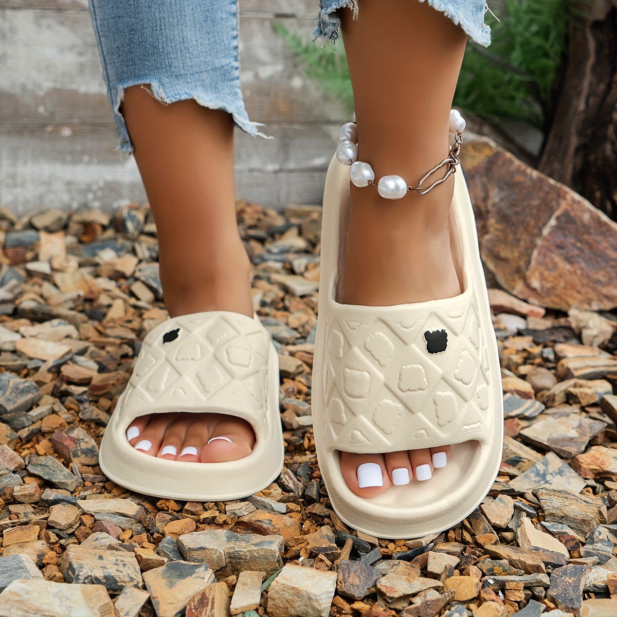 Men Women EVA Slip-On Slippers with Cartoon Bear Design Non-Slip Indoor Outdoor