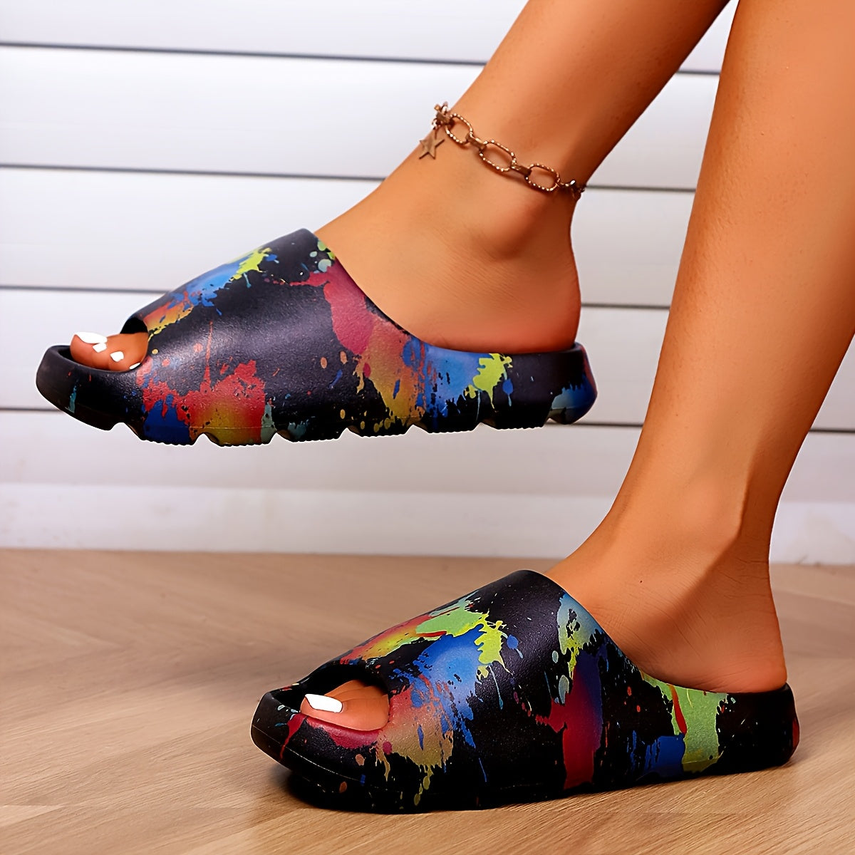 Ayollar uchun EVA slaydlar bo'yoq splash dizayni bilan ochiq barmoqli kundalik sandallar