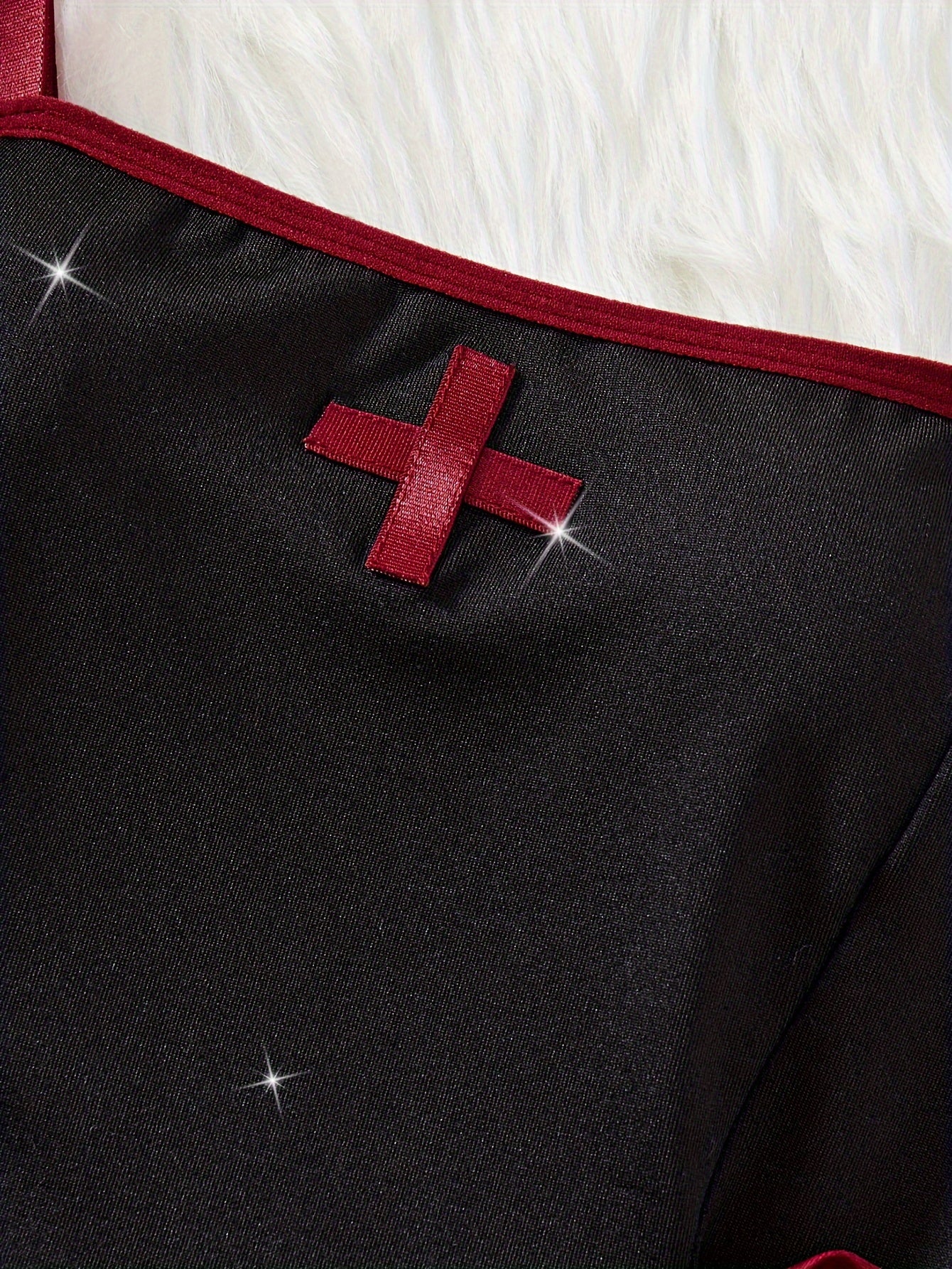 Ikki qismli hamshira cosplay kostyumi: tortishqichli mini ko'ylak va pliseli yubka, ichiga sexy ichki kiyim kiradi.