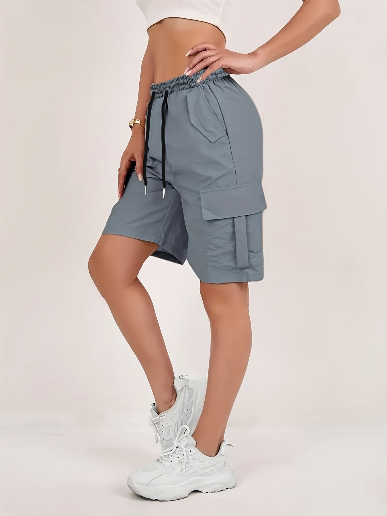 Pantalones cortos cargo de talla grande para mujer de tiro alto con múltiples bolsillos en gris claro