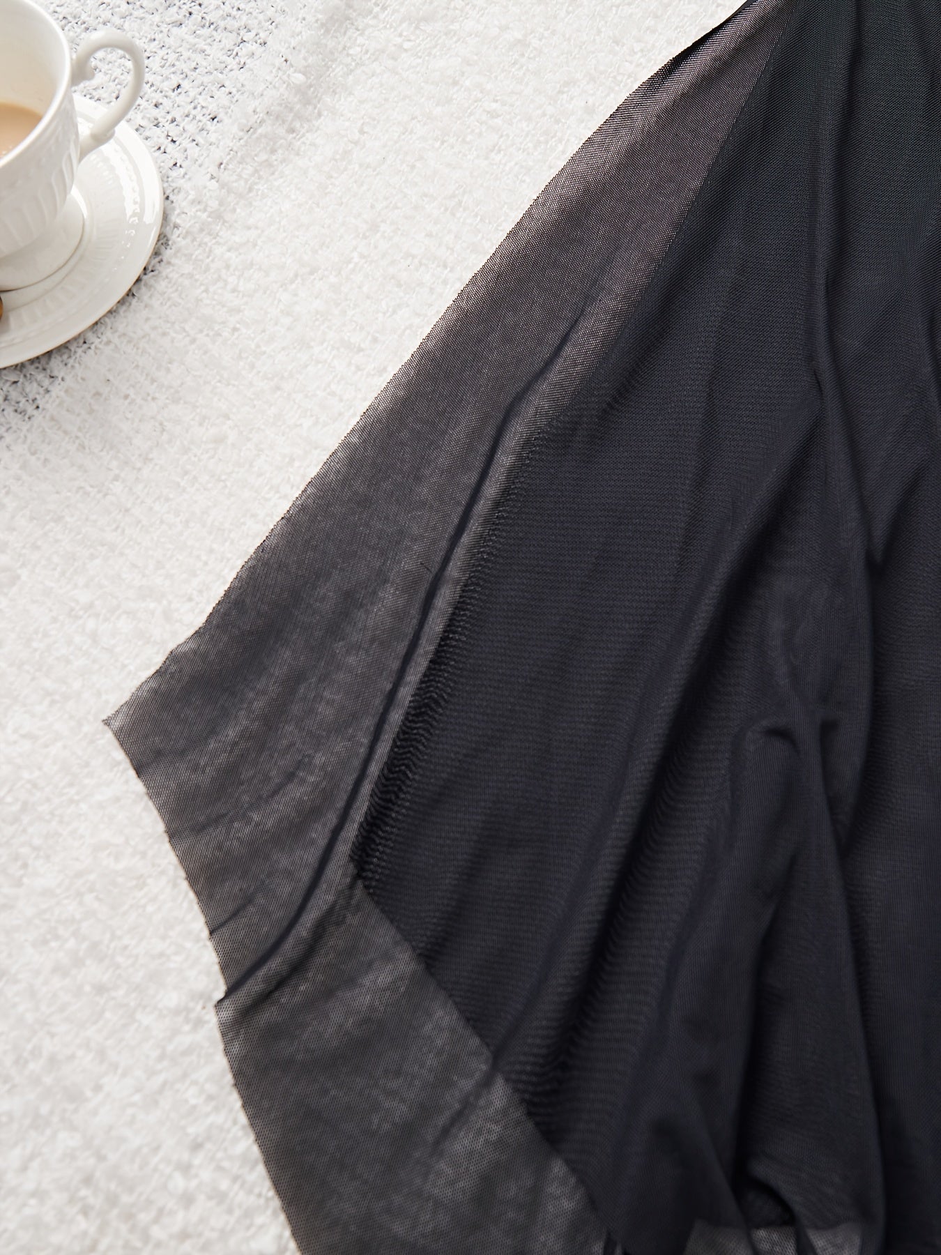 Ayollar uchun tikanli tarmoq libosi bilan bezatilgan gul naqshli va yurak shaklidagi kamarli libos