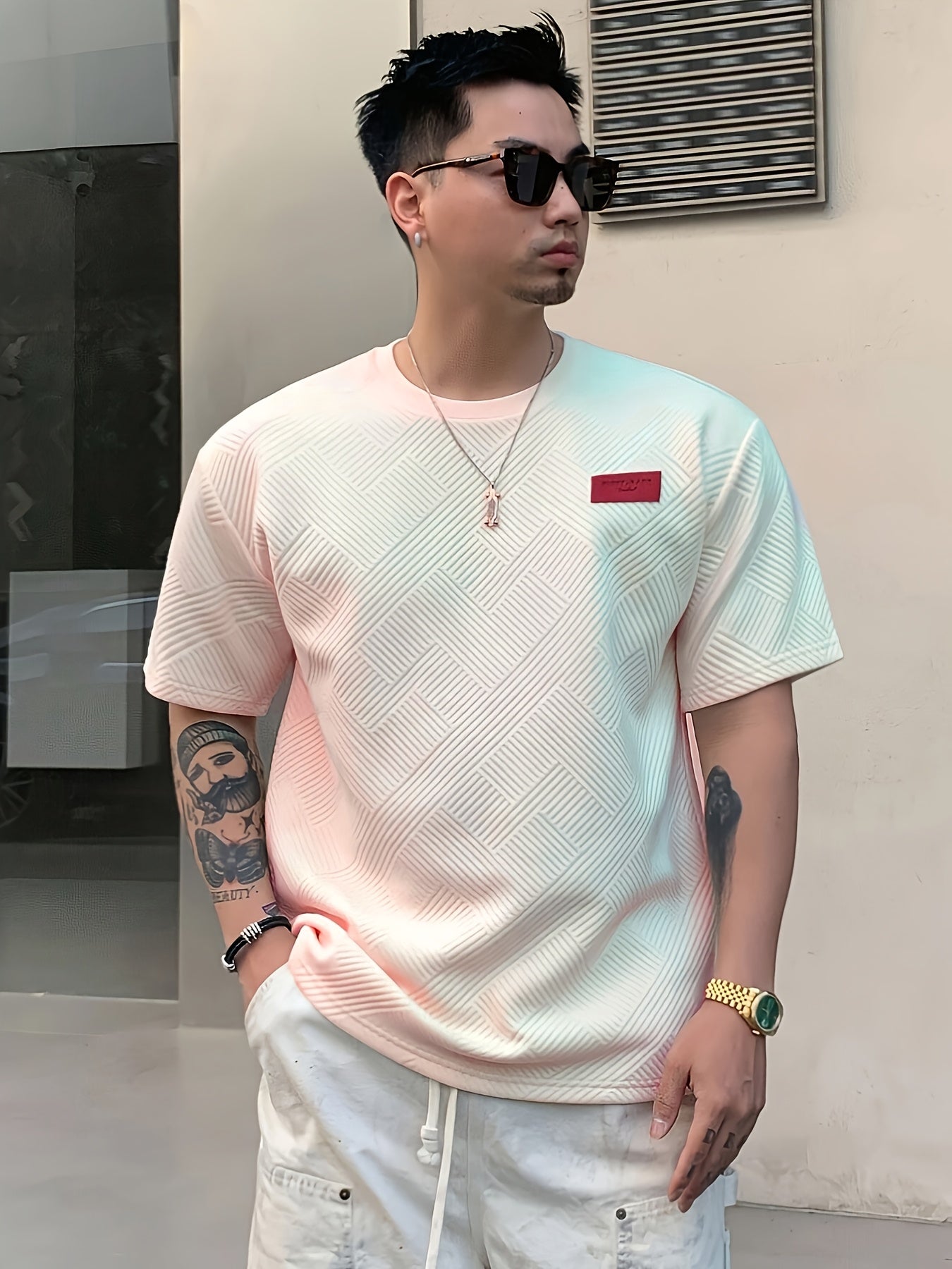 Erkaklar uchun tasodifiy krujka bo'yinli, ozgina cho'ziladigan poliester T-ko'ylak, bir xil rangli to'qilgan mato, barcha mavsumlarda kiyish uchun, va aplikatsiya.