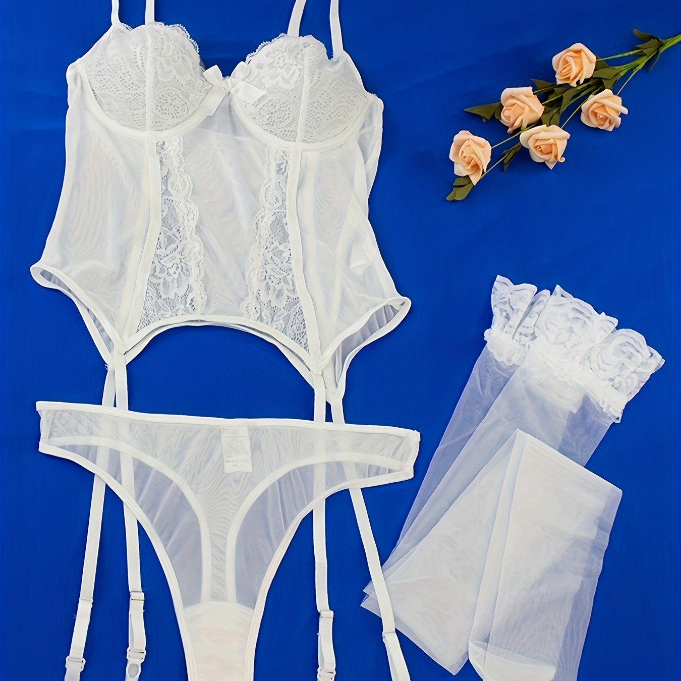 Binafsha ipli ichki kiyim to'plami: gullar bilan bezatilgan shaffof to'rli yuqori bel pantyhoselarni o'z ichiga oladi. Bayramga tayyor, jozibali ichki kiyim, katta o'lchamlarda.