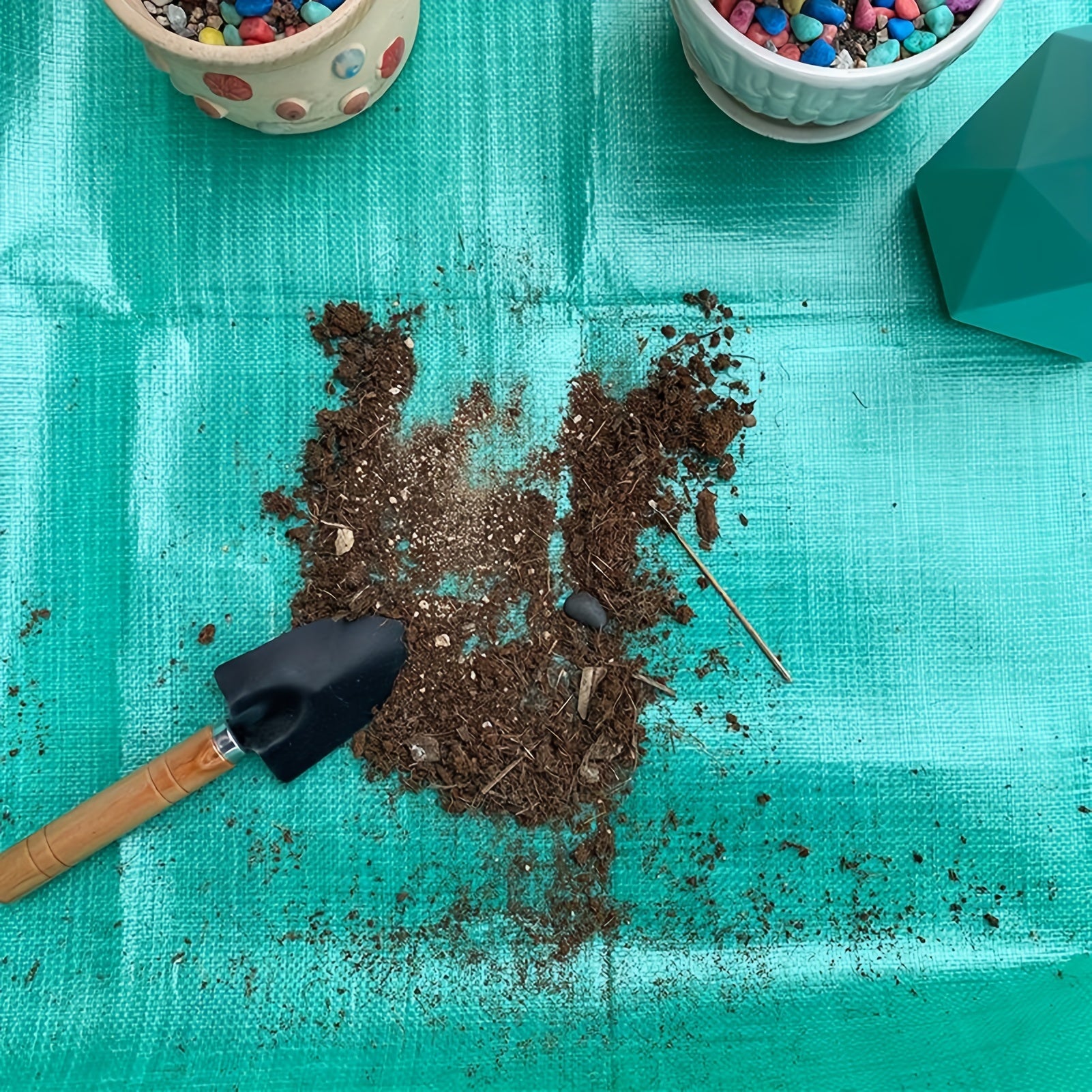 Ichki o'simliklarni qayta ekish uchun portativ suv o'tkazmaydigan mat, sukulentlar va bog'dorchilik tuprog'ini o'zgartirish uchun ideal. Oson saqlash uchun egiluvchan va kvadrat dizayn.