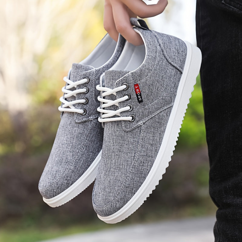 Vintage kanvas yuqori to'pi krossovkalar, ochiq havoda faoliyatlar uchun ideal.