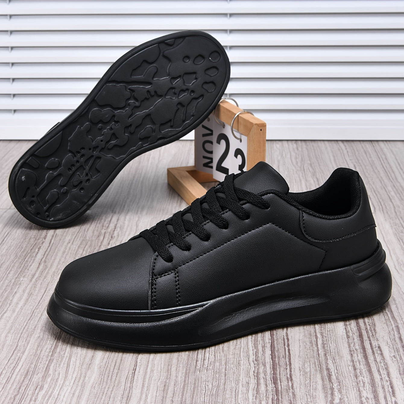 Men's Low Top Skateboard Shoes Solid Color Fabric and PU Upper EVA Sole