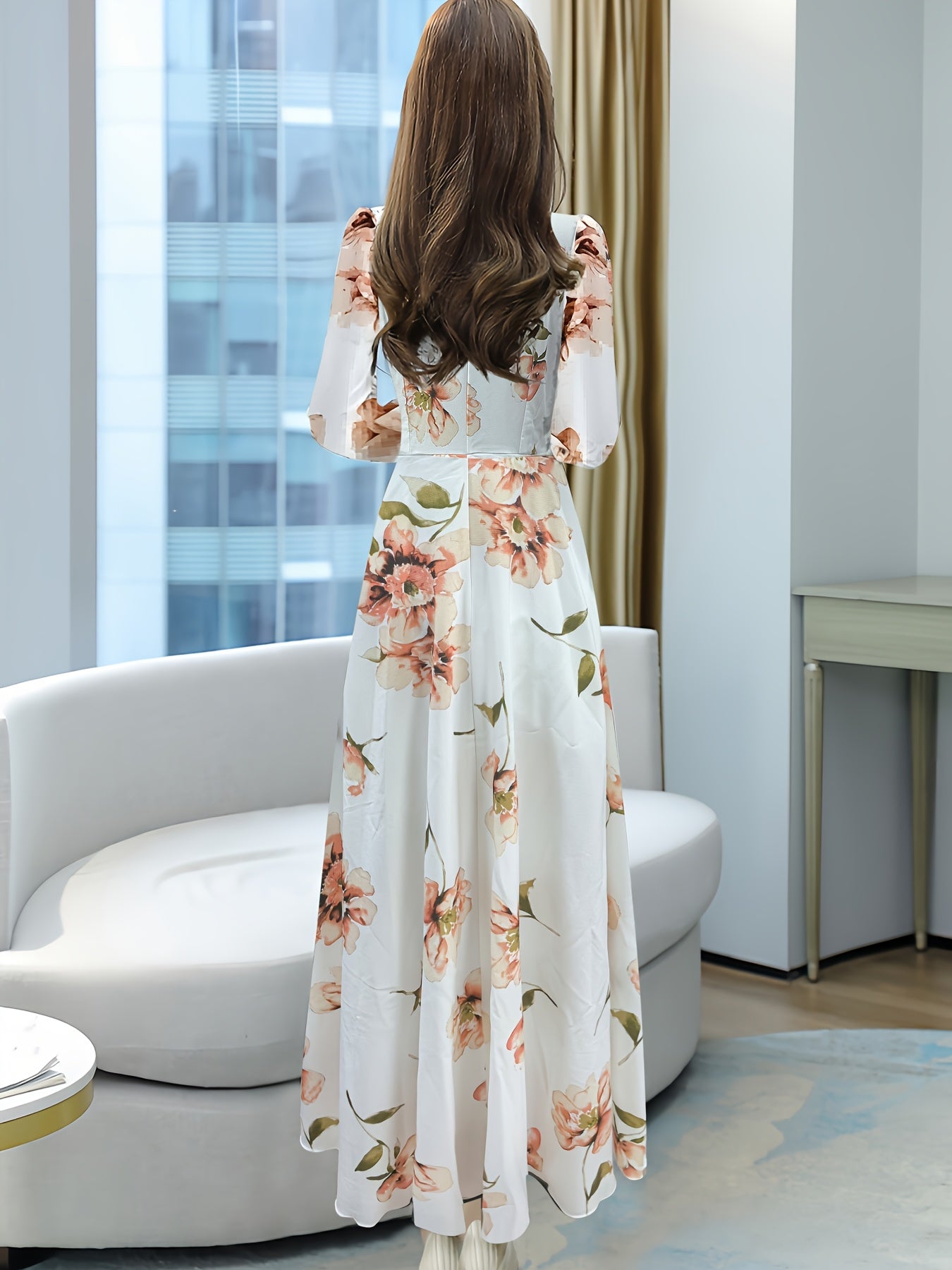 V-yuqori, pliseli bel va uzun oqayotgan yubka bilan bezatilgan zamonaviy gullar bilan A-siluetli ko'ylak, mashinada yuvish mumkin bo'lgan polyesterdan tayyorlangan.