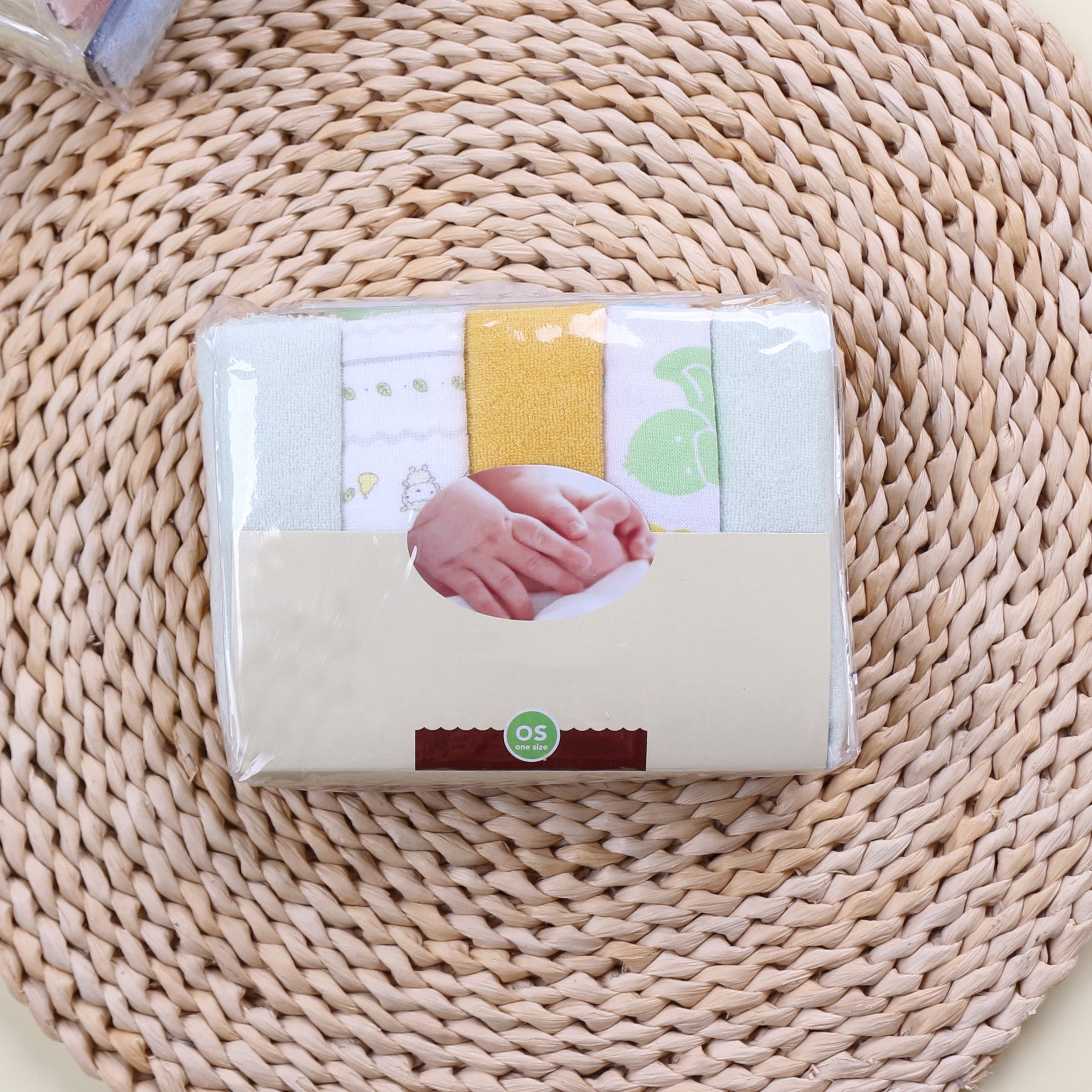 10 штук детских полотенец, мочалок и слюнявчиков в смеси многоцветных оттенков.