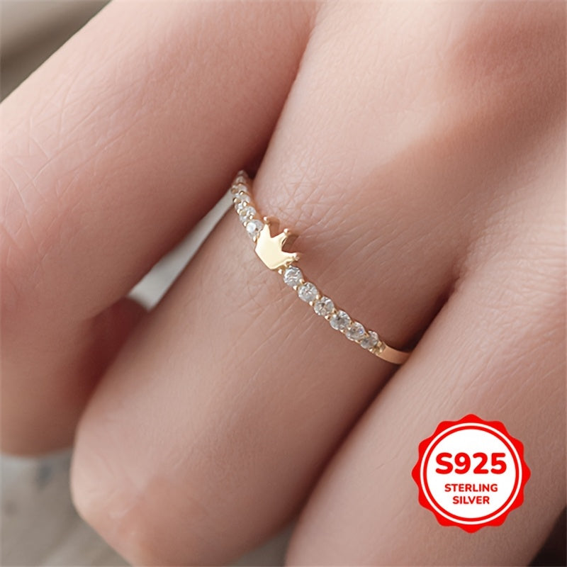 925 sterling kumushdan yasalgan porloq zirkoniya taqsimot halqasi, ayollarning noyob uslubi uchun mukammal. Tug'ilgan kunlar yoki Sevishganlar kuni uchun ideal.