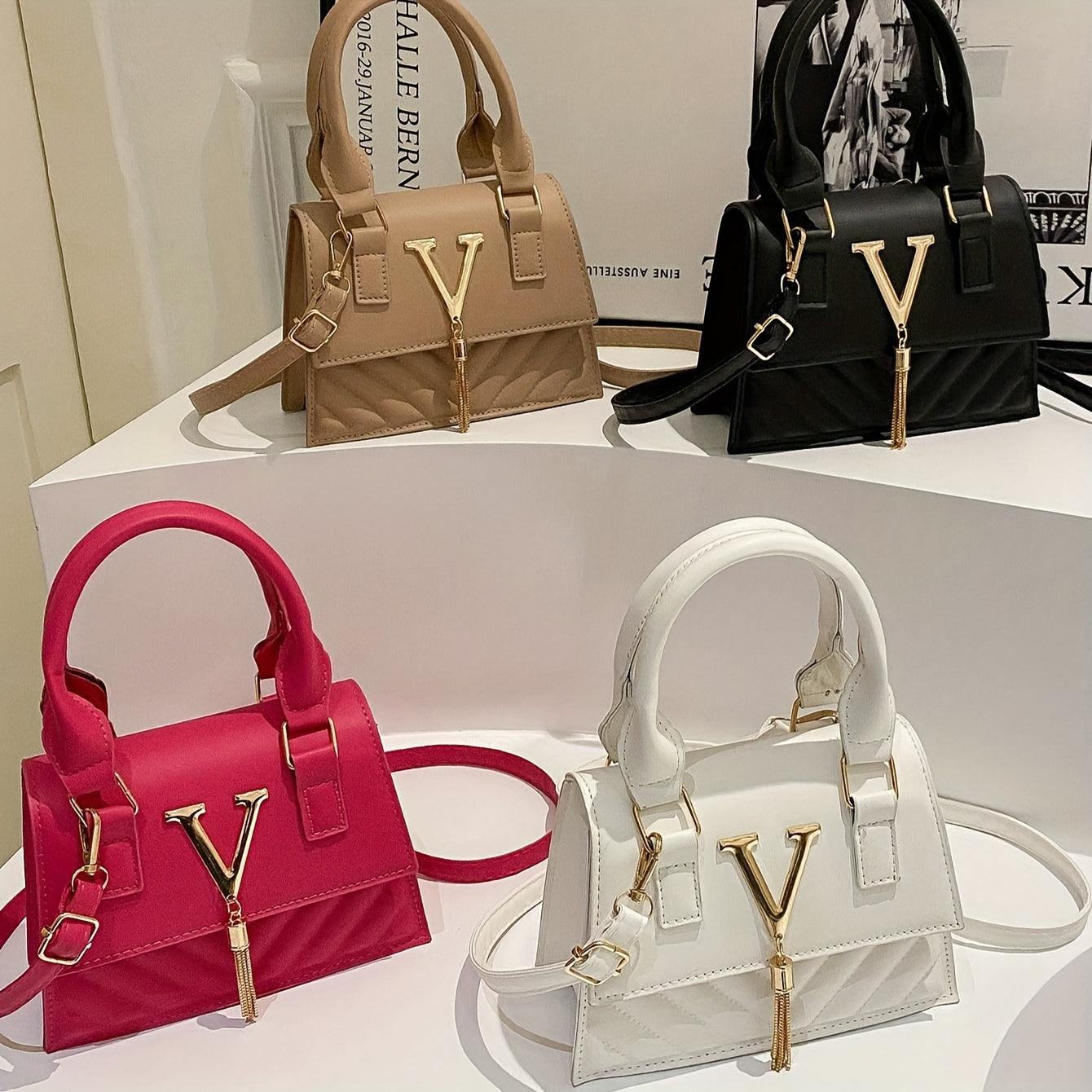 Bolso bandolera acolchado con charm de borla, bolso pequeño de cuero PU grabado para mujeres