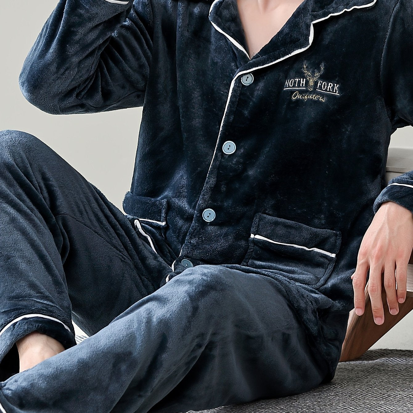 Conjunto de pijama de franela para hombre con estampado de dibujos animados, manga larga, corte holgado, poliéster, terciopelo, otoño e invierno, ropa de casa