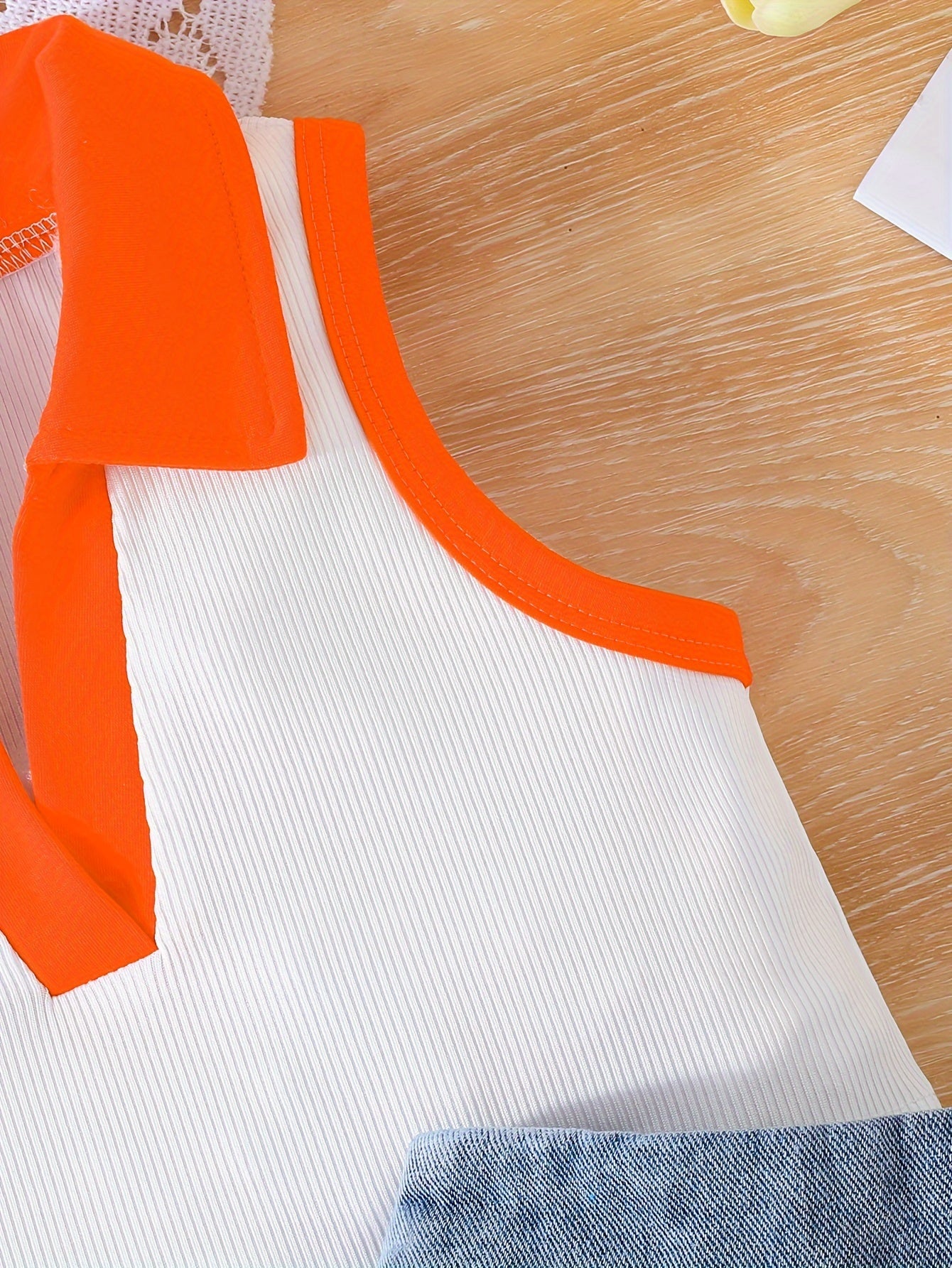 Yozgi ochiq havoda tasodifiy kiyim uchun yaka yengli bluzka va qarama-qarshi rangli shortlar to'plami.