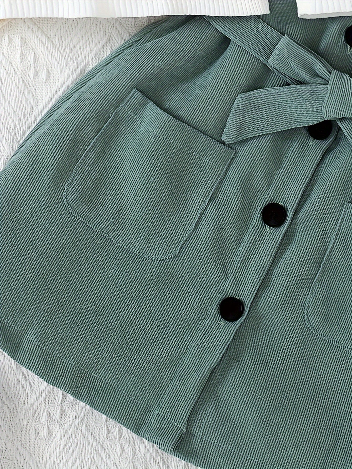 Kuz/qish uchun zamonaviy 4 qismli qizlar kiyim to'plami: bo'yinli ko'ylak, kurtka, suspendorli ko'ylak va kamar.