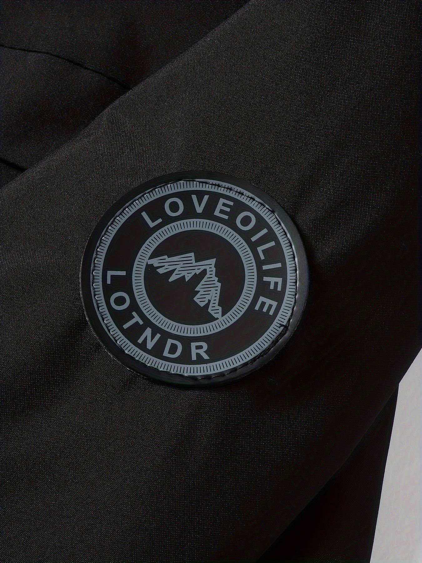 Мужская легкая дышащая ветровка с капюшоном и карманами на молнии