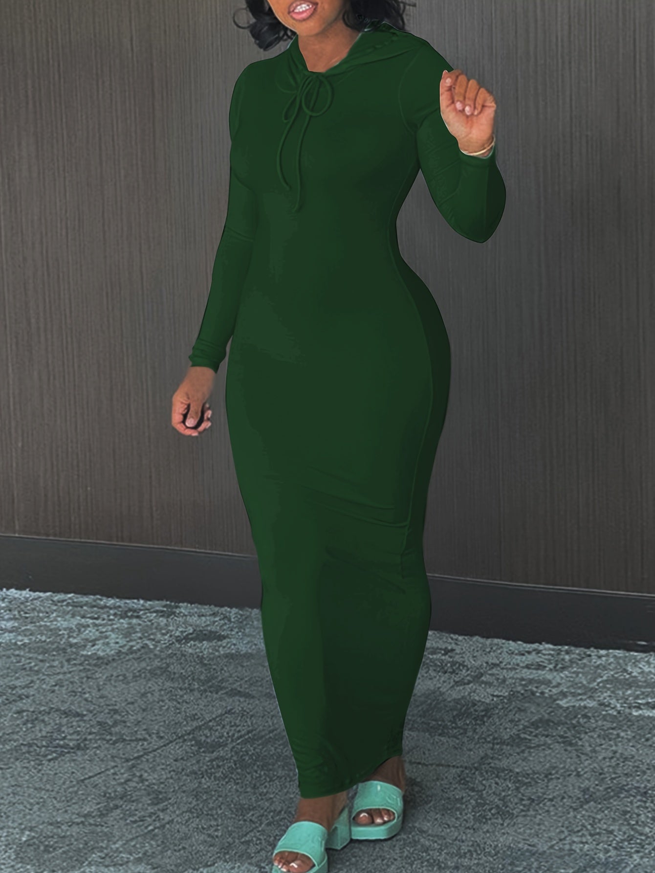 Vestido casual de mujer con capucha, manga larga y cordón en color sólido