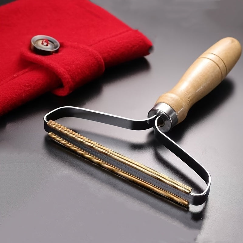 Elektrsiz, plastik tutqichli kiyimlar uchun to'kilib ketgan sochlarni olib tashlaydigan lint trimmeri jun palaklardan soch to'plarini olib tashlaydi.