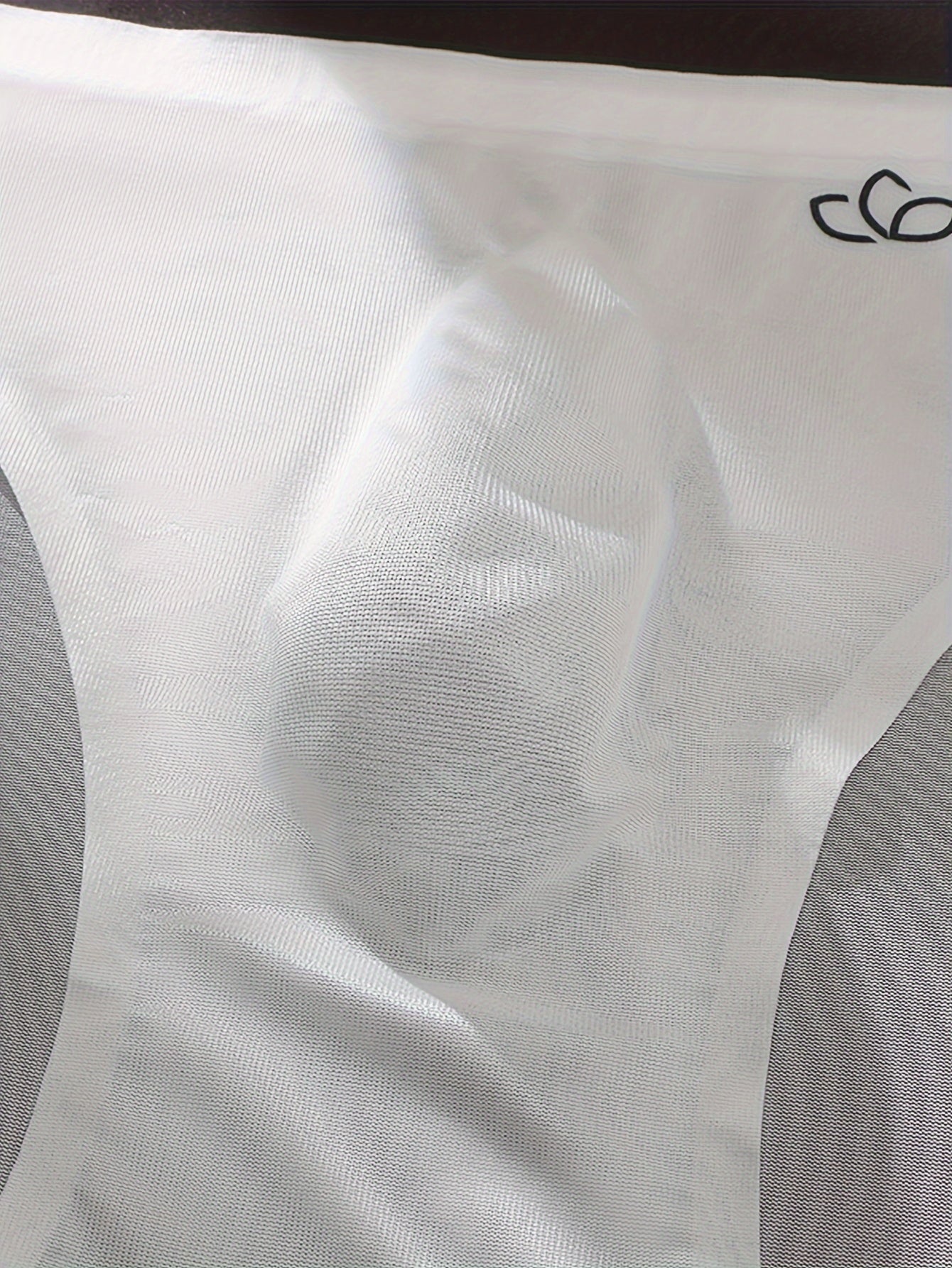 68% naylon va 32% spandeks to'qilgan matodan tayyorlangan erkaklar uchun 5 ta to'plam seamless boxer briefs. Yengil, cho'ziluvchan va qulay, bir rangli va harf bosma dizayni bilan. 150gsm.