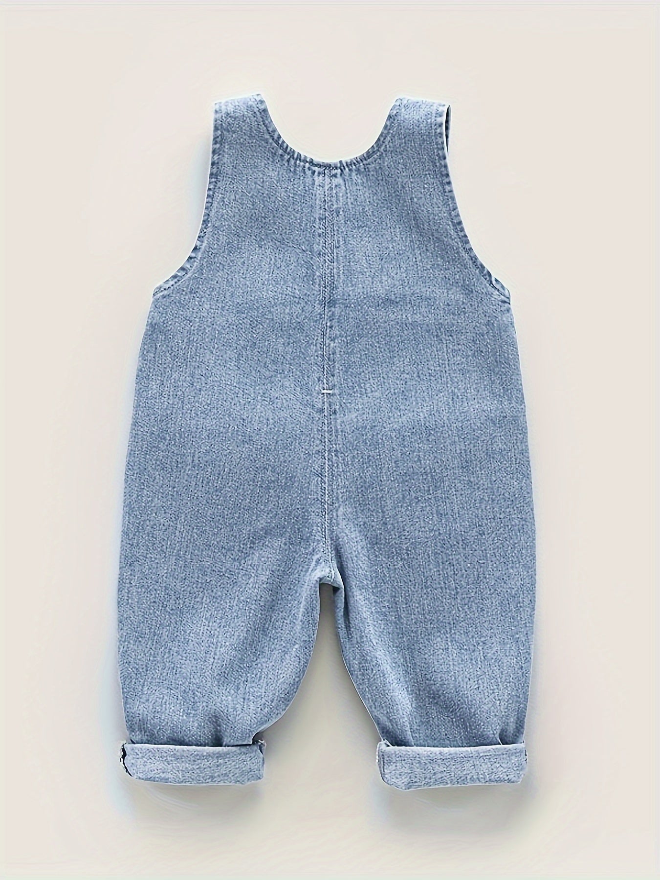 Yosh bolalar uchun yengil ko'k denim kombinezonlar, sozlanadigan kamarlar, cho'ntaklar va cho'zilmaydigan mato bilan. Bahor/kovak uchun va ochiq havoda faoliyatlar uchun ideal.