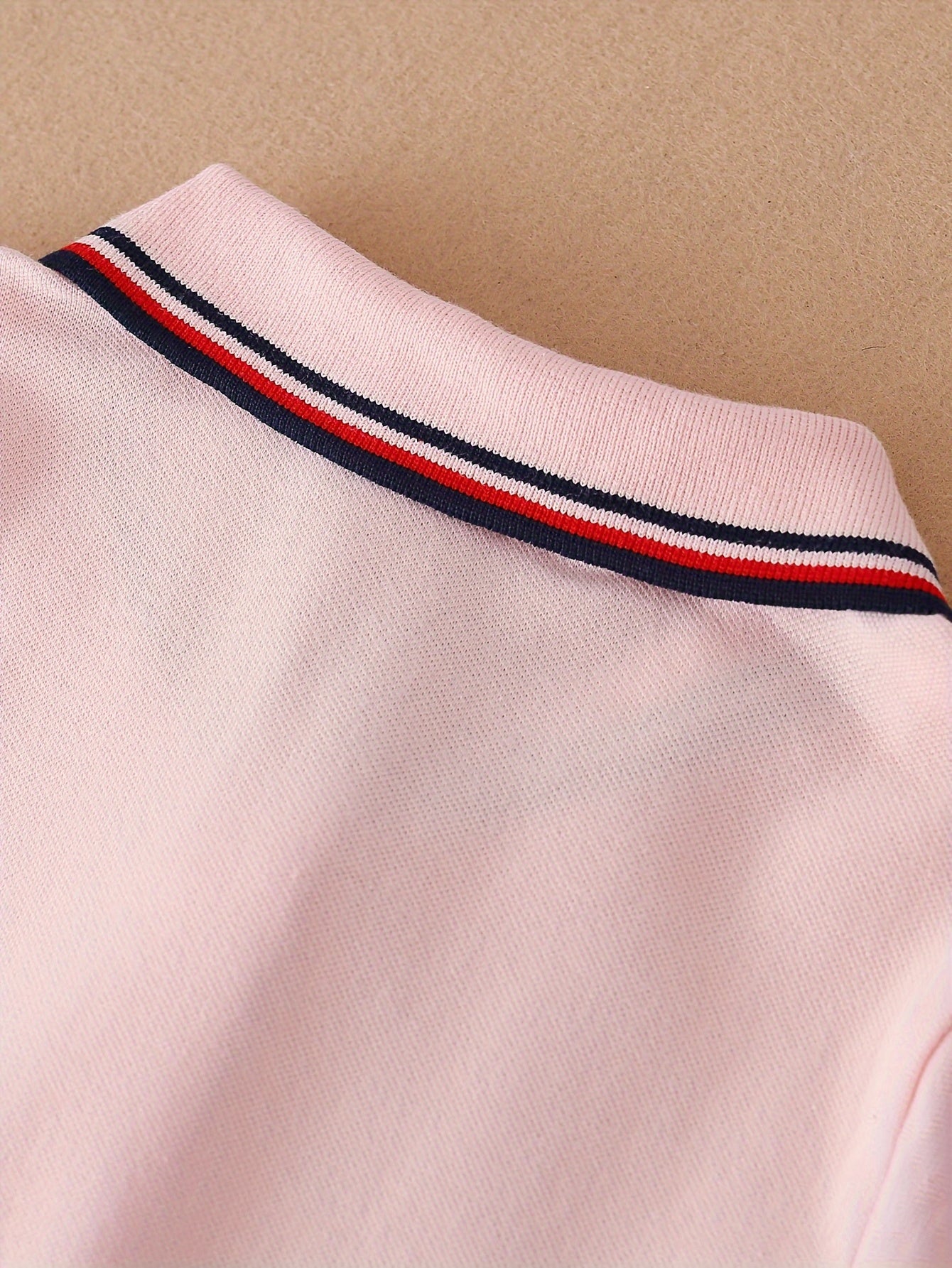 Preppy uslubidagi qizlar uchun paxta ko'ylak, harf tikuvlari bilan, yozgi sport va ochiq havoda faoliyatlar uchun mukammal.