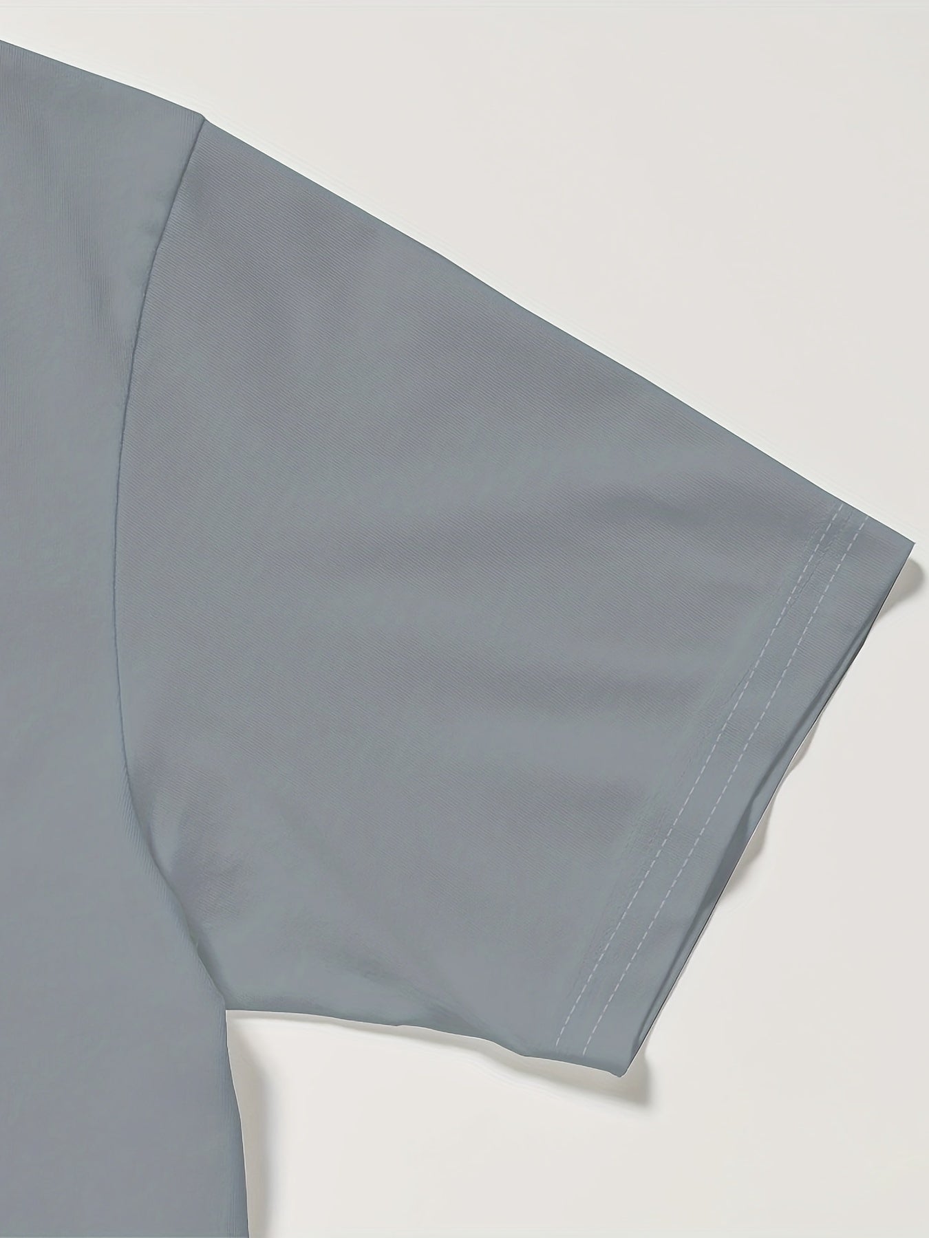 Erkaklar uchun tasodifiy krujka bo'yinli futbolka, geometrik naqsh bilan, 100% polyester to'qilgan matodan tayyorlangan, oddiy kesimda va biroz cho'ziluvchan.