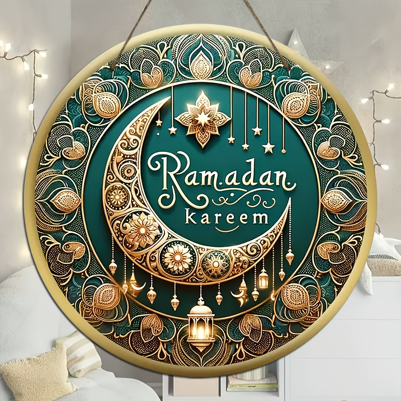 Glam uslubidagi Ramadan Kareem guldasta, ishlab chiqarilgan yog'ochdan tayyorlangan, yulduz va oy dizayni bilan. Uy yoki bayram bog'ini bezatish uchun ideal, arab yozuvi bilan va toshlardan foydalanilmagan. Elektrsiz.