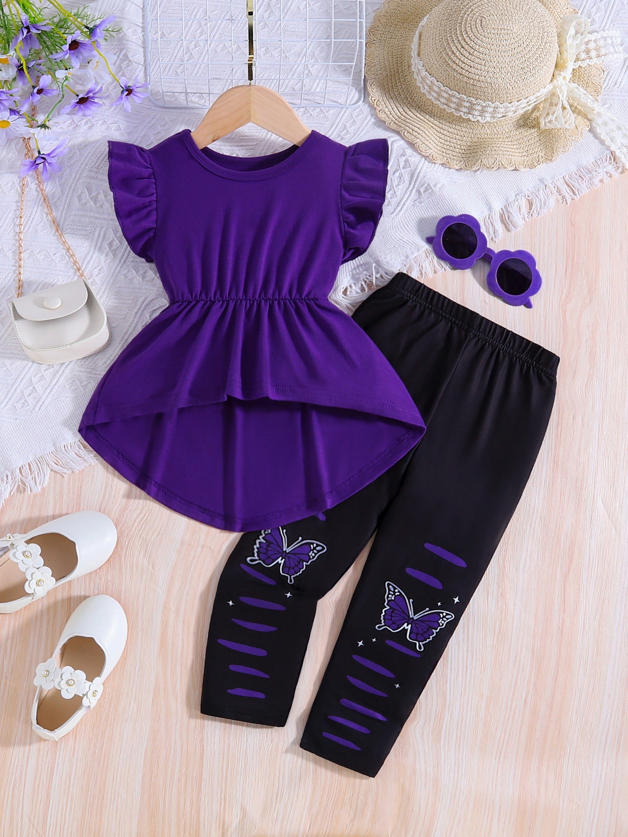 Qizlar uchun 2 qismli to'plam: leopard naqshli va oddiy rangli frill yengli krujka bo'yinli futbolka, kapalak grafikli shimlar bilan, yozgi ochiq havoda kiyish uchun mukammal.