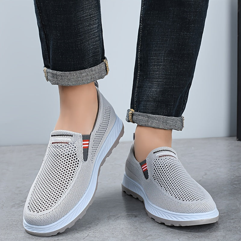 Erkaklar uchun sirg'alar, har qanday mavsumda ochiq havoda faoliyatlar uchun nafas oladigan va mustahkam, sirpanmaydigan to'quvga ega. Yurish, yugurish, piyoda sayr qilish va baliq ovlash uchun qulay.