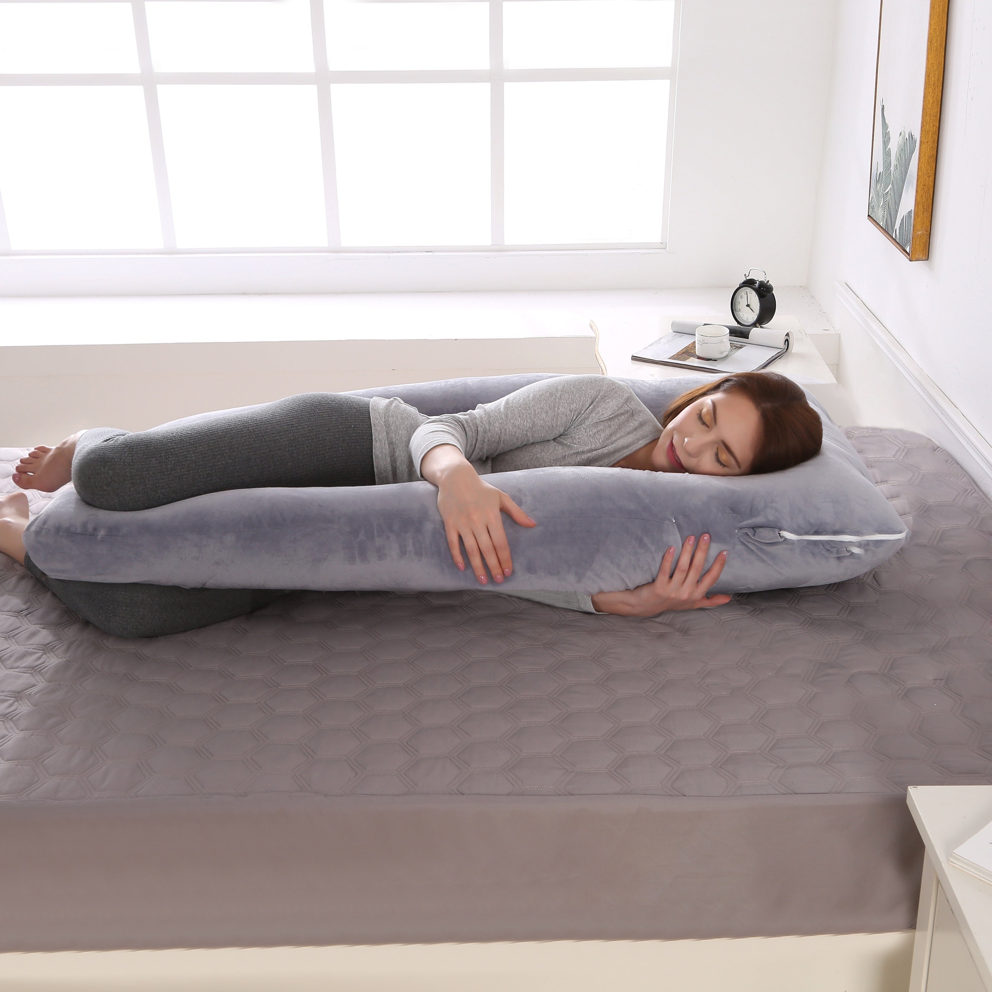 Homiladorlik yostiq to'plami 1 dona U-shaklidagi yostiqni o'z ichiga oladi, u olib tashlanadigan va yuviladigan qopqoq bilan birga keladi. Ushbu katta yostiq bel yostig'i sifatida ham ishlatilishi mumkin.