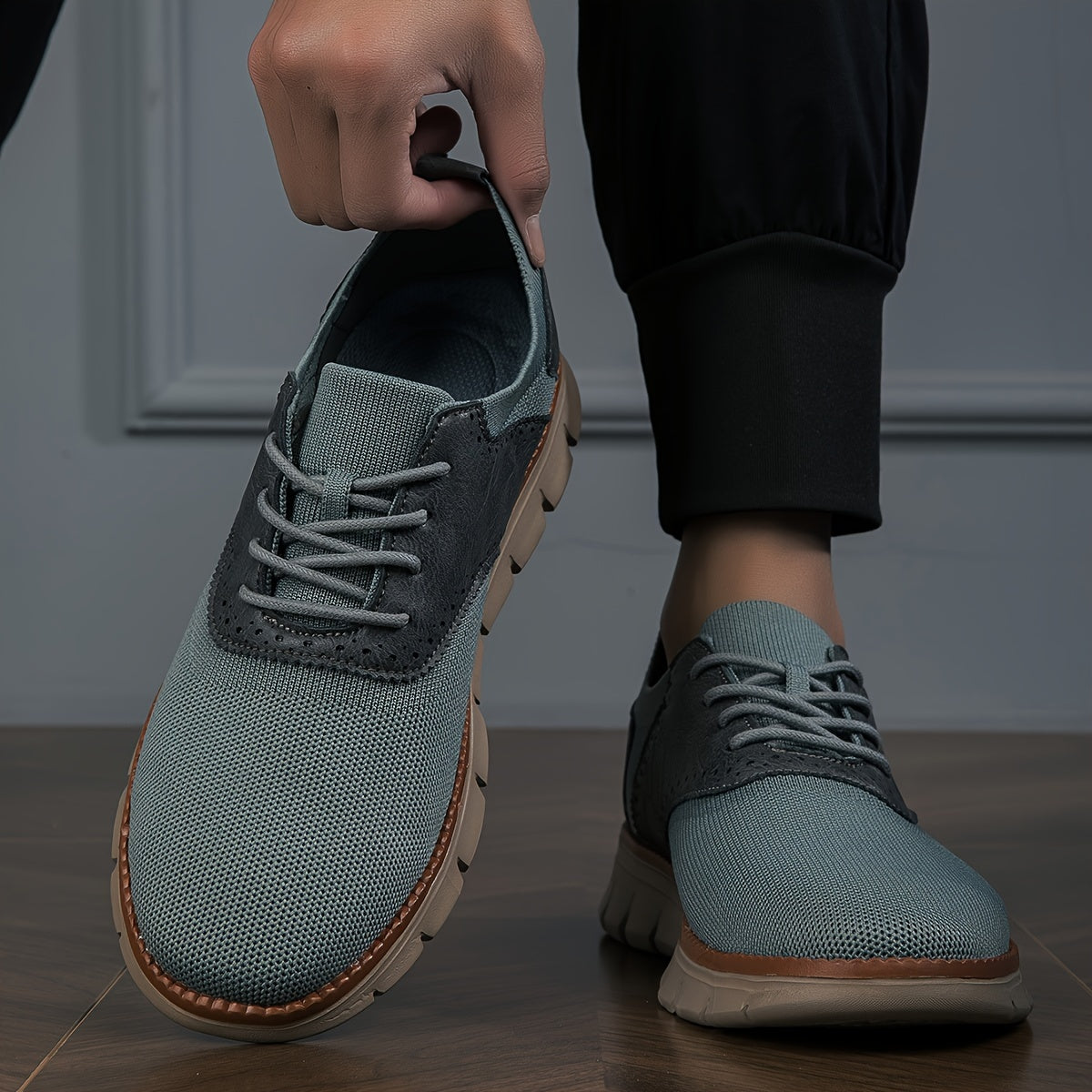 Havoni o'tkazuvchi engil ko'k to'qilgan tasodifiy poyabzal, erkaklar uchun perforatsiyalangan tafsilotlar, bog'ichli yopilish, EVA taglik va qulay, zamonaviy dizayn.