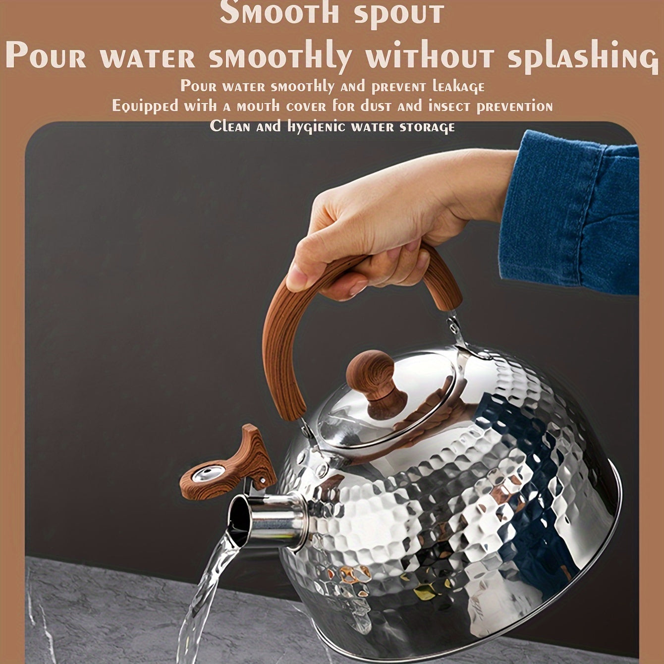 Удобный для использования на открытом воздухе чайник из нержавеющей стали с кованой текстурой и свистящим носиком, идеально подходящий для кипячения воды на заднем дворе для приготовления чая или кофе.