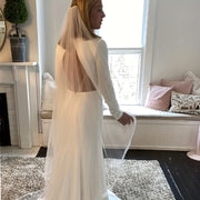 Zargarlik bilan to'y voiligi, metall soch qopqog'i bilan, uzun tortish qobig'i, yagona qatlamli, nafis aksessuar