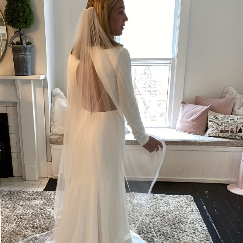 Zargarlik bilan to'y voiligi, metall soch qopqog'i bilan, uzun tortish qobig'i, yagona qatlamli, nafis aksessuar