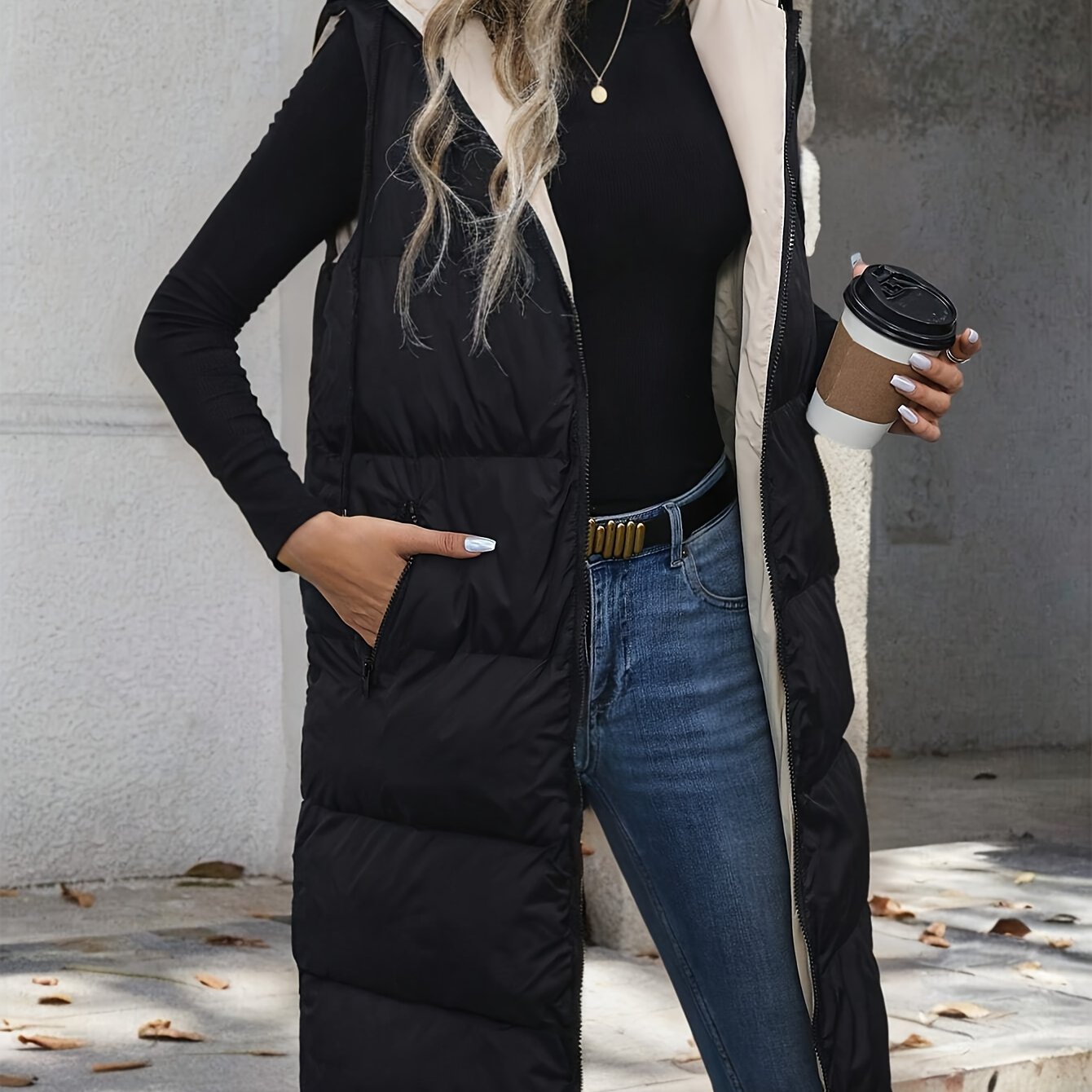 Usmonli plus o'lchamdagi kaputli, uzun uzunlikda va cho'ntaklari bor jilet. Polyesterdan tayyorlangan, ozgina cho'ziluvchan, barcha fasllar uchun ideal.