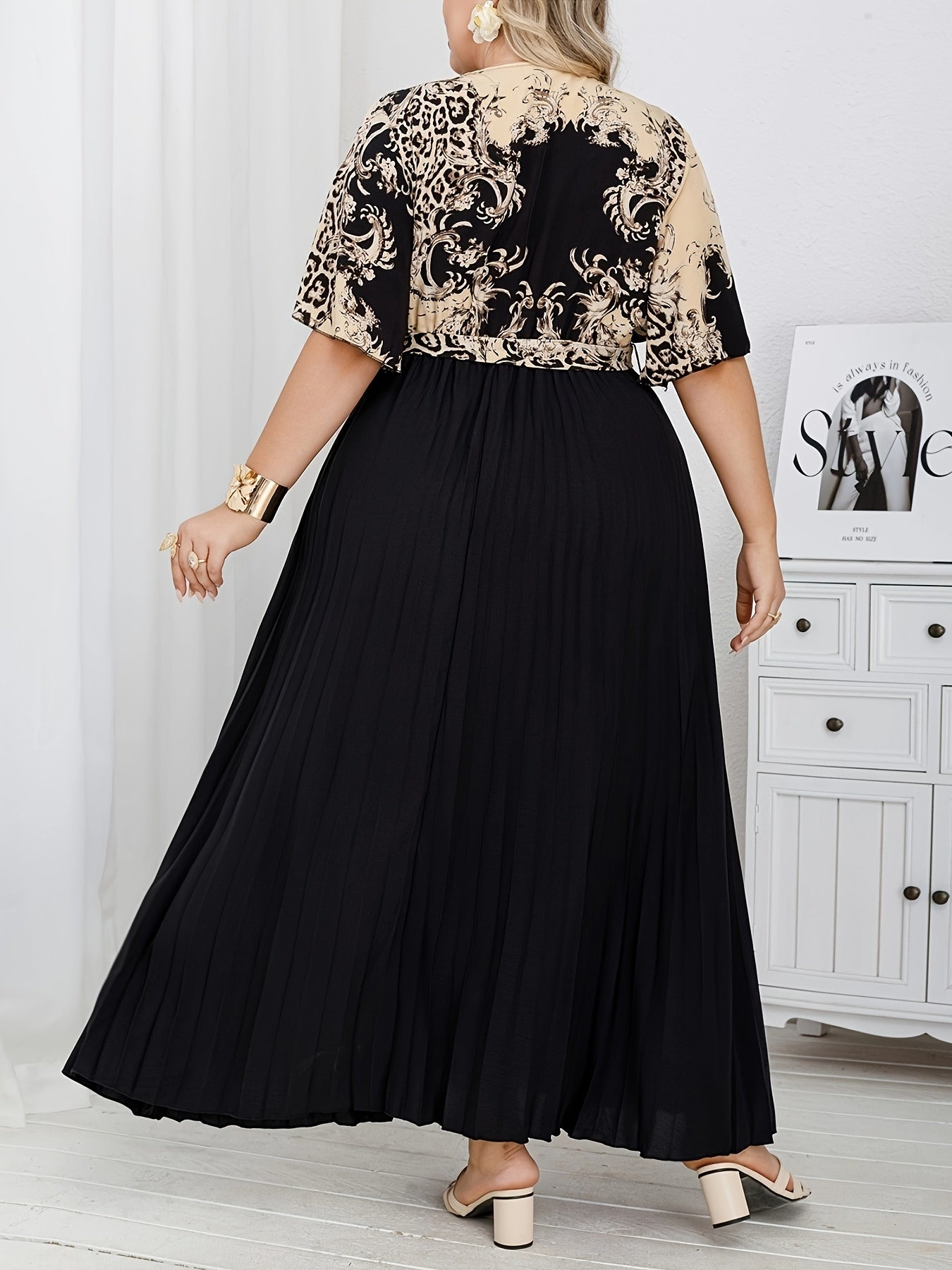 Ayollar uchun katta o'lchamli pleytli bosma V-shakllı ko'ylak, nafis va xushmuomala