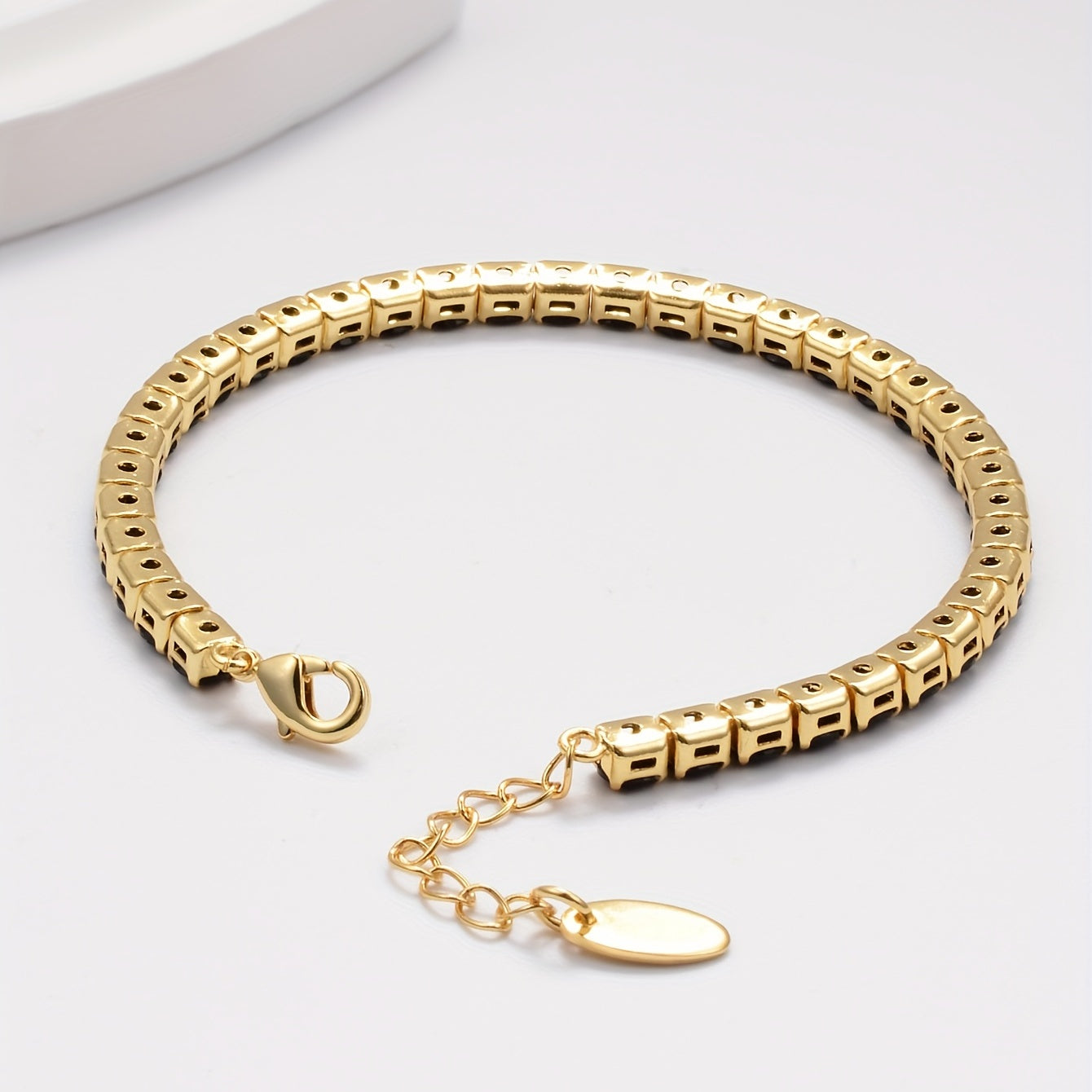 Zamonaviy shaxsiyatga ega ajoyib qora zirkoni zanjir bilaguzuk, 18K oltin bilan qoplangan klassik tennis bilaguzuk, ayollar va qizlar uchun ideal, yubiley yoki to'y zargarlik uchun mukammal.