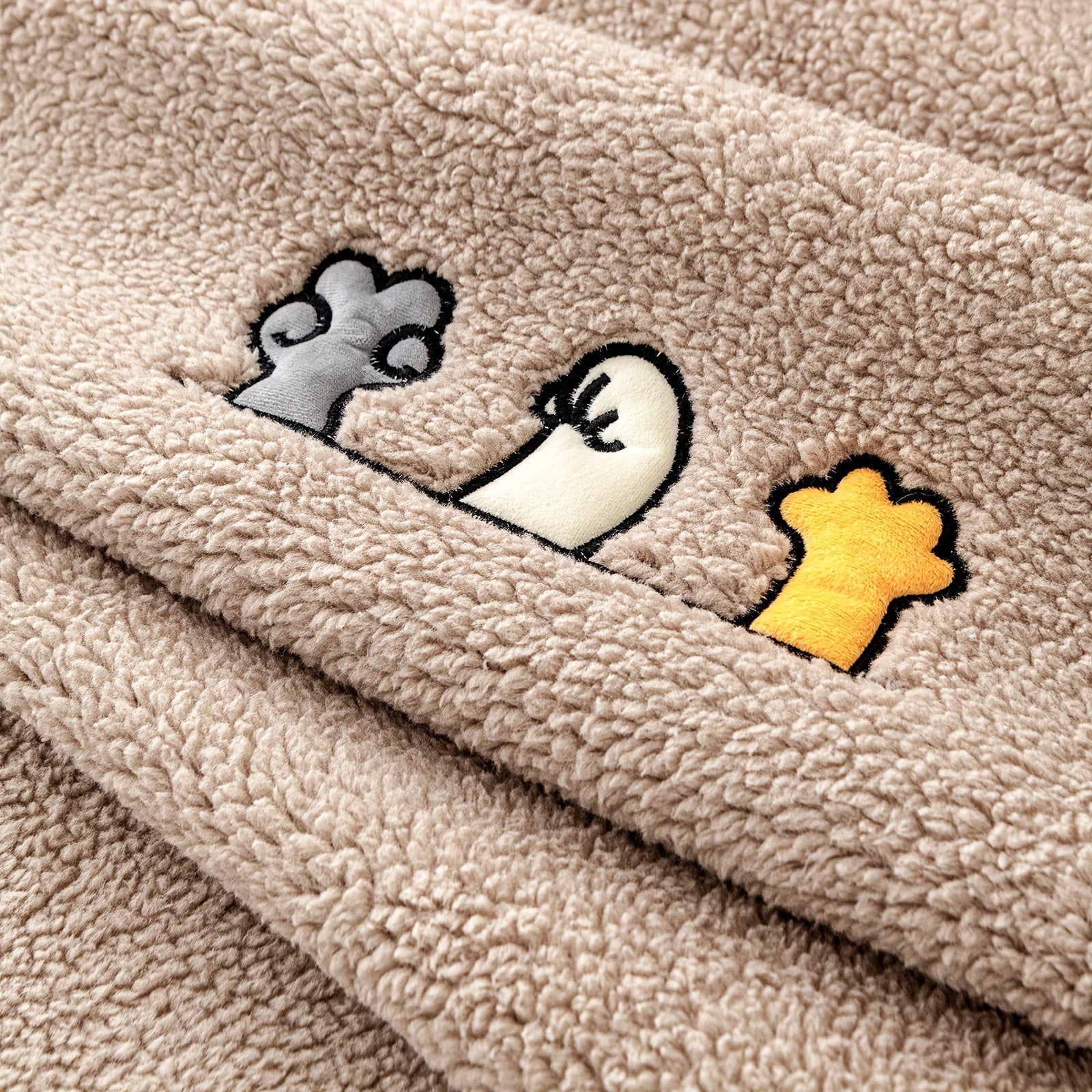 Zamonaviy yumshoq divan qoplamasi, oyoq izlari naqshli tikuv bilan, divanlar uchun sirpanmas himoya, mashinada yuvish mumkin va turli xil mebellar uchun mos.